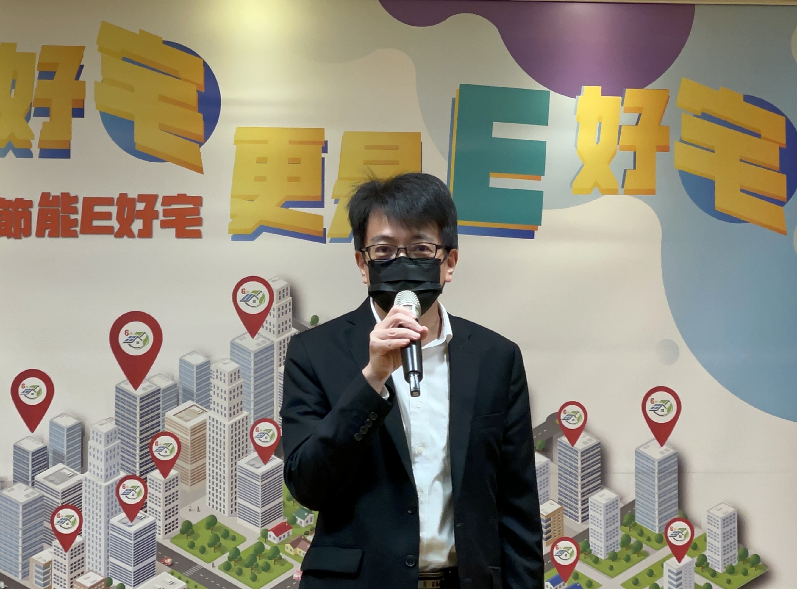 程大維局長表示，建築部門溫室氣體排放可透過「建物節能監控」、「建物節能改造」、「建物零碳電力」等3項措施邁向智慧零碳建築。.jpg
