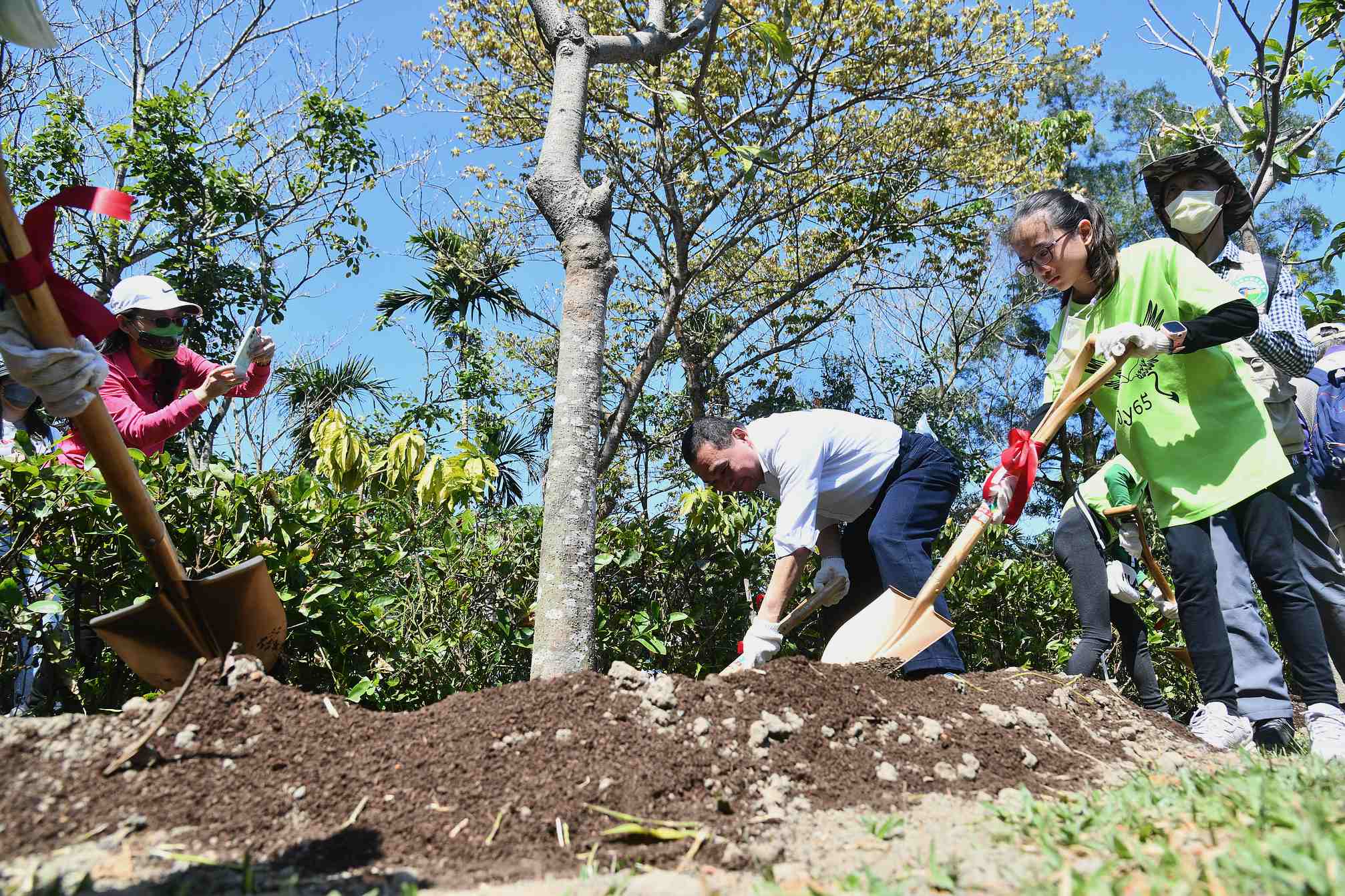 慶祝植樹節，侯友宜市長與民間團體啟動「新北山海造林計畫」種下原生植物。