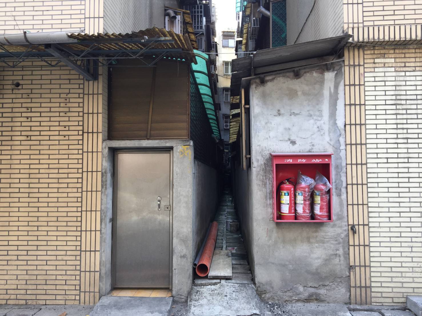 新北市施行細則修法增訂後院退縮，提供廢汙水排水系統建置／污水下水道改善前示意圖
