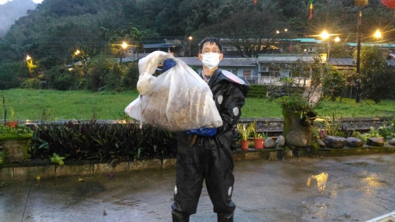 駐區獸醫王嚴緖所摘除的黃腳虎頭蜂窩，長x直徑約50x38㎝。