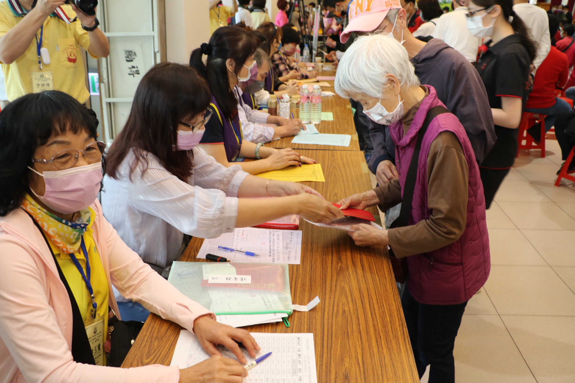 天慈功德會在三重地區致贈895弱勢戶每戶各3千元關懷金