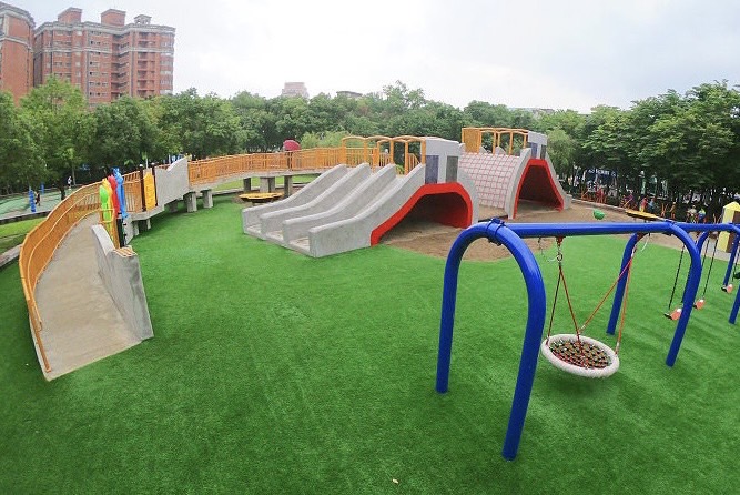 中和四號公園內的共融遊戲場，也非常豐富有趣