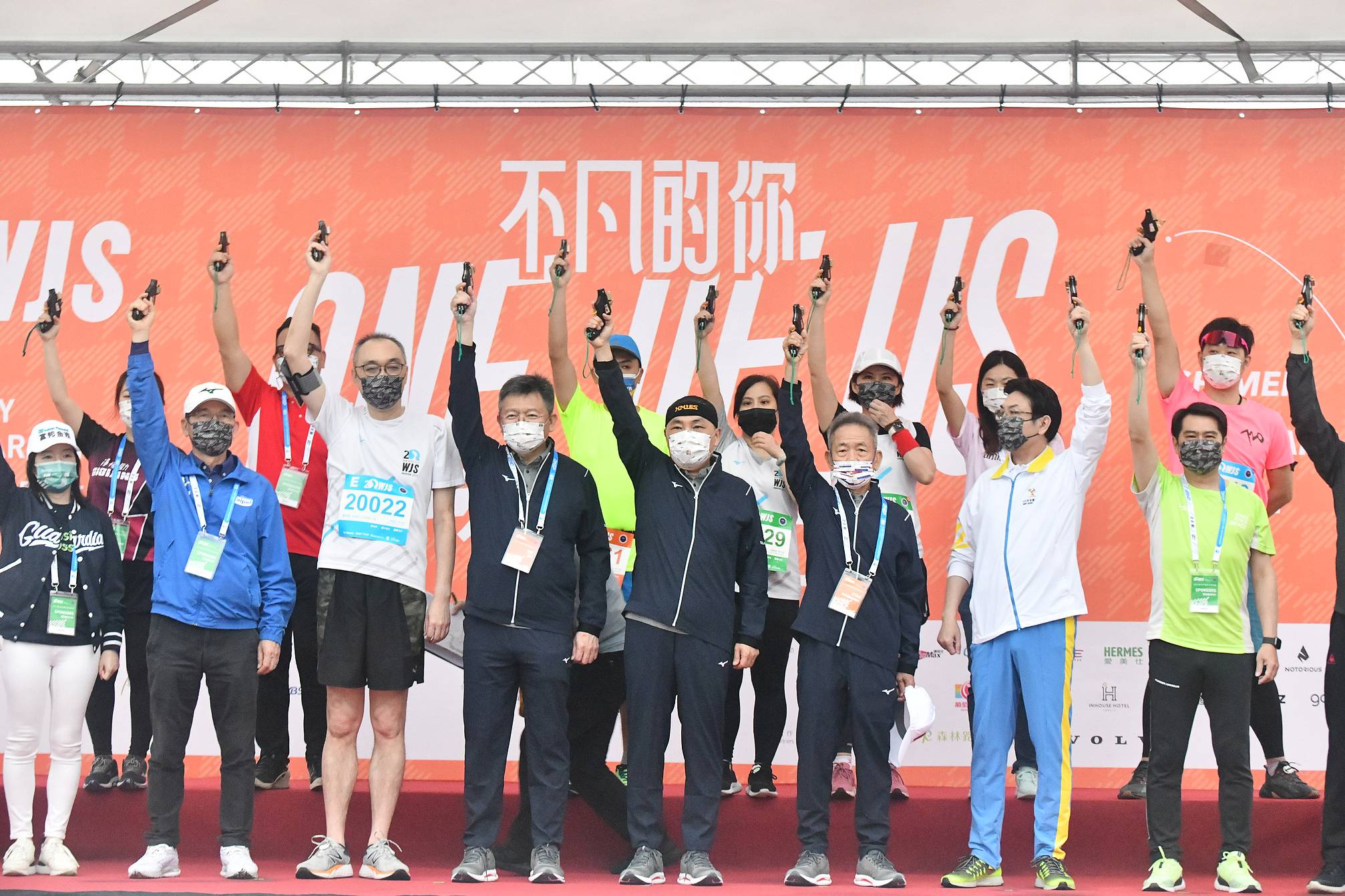 新北市長侯友宜今(20)早與中華民國田徑協會理事長葉政彥等人，為2022萬金石馬拉松鳴槍開跑。