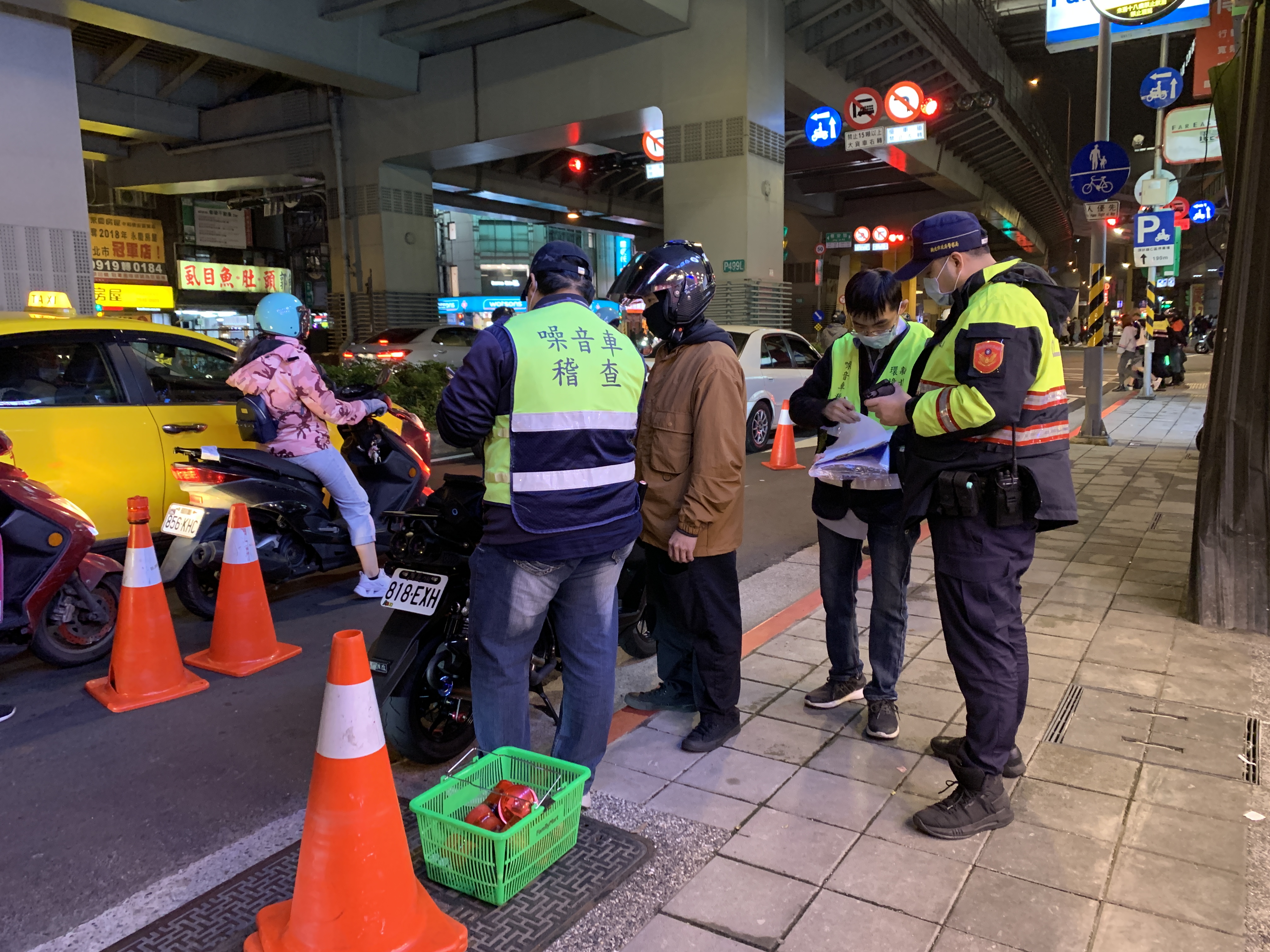 3.環保局與警察局聯手，於管制時段進行夜間攔查.JPG