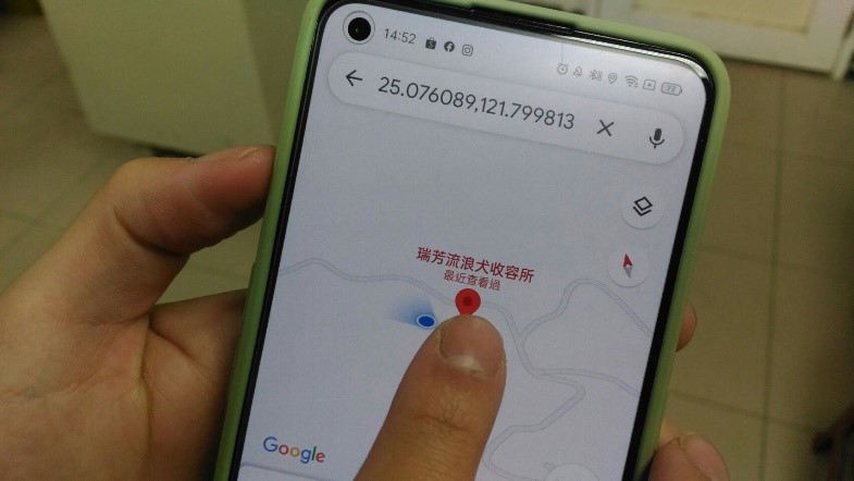 在所在位置上手指按壓，產生紅色「圖釘」後即可在輸入框內見到經緯度數值，將此數值通報報案平台。