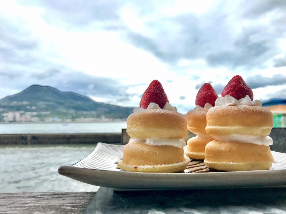 淡一漁港「朝日夫婦」冰店，特色冰品配漁港美景