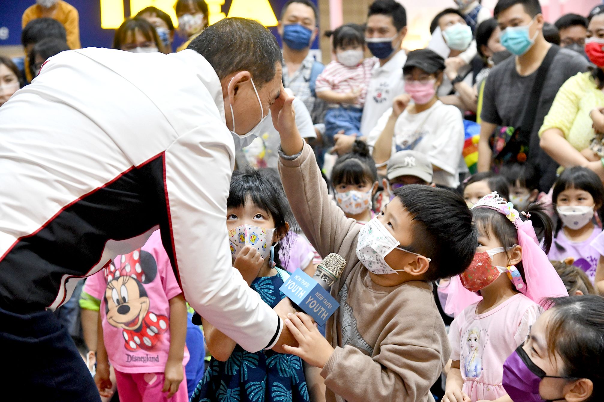 侯友宜今(26)日前往活動會場，和現場孩子們一同唱跳、互動