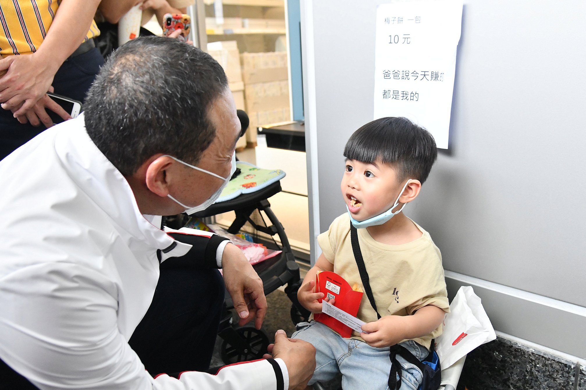 侯友宜前往「小樹市集」與親子攤販互動
