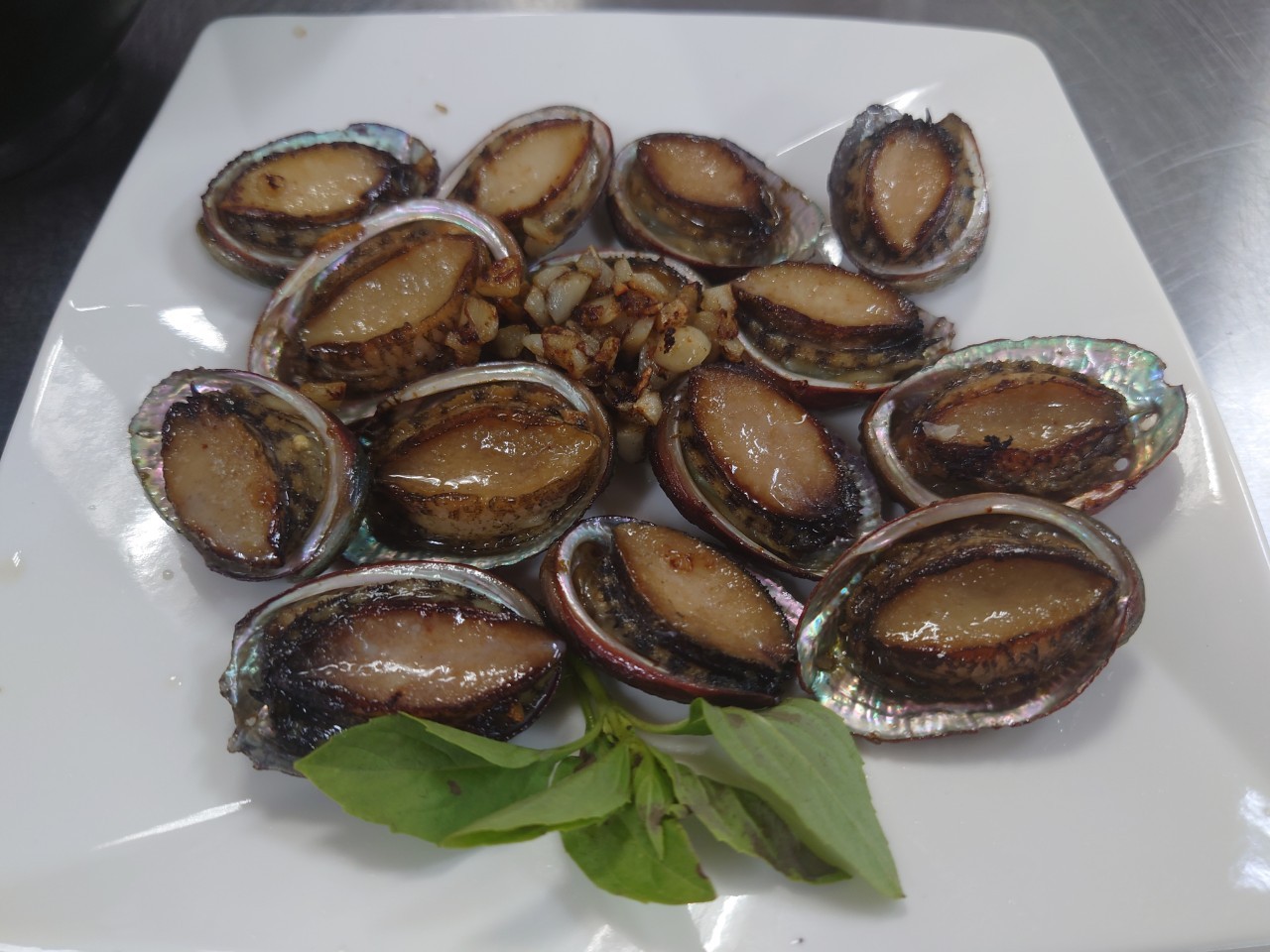 阿義海鮮在地食材烹調的蒜香貢寮鮑