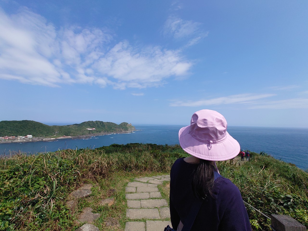 龍洞灣岬步道沿途觀景台可以俯瞰大海跟遠眺龍洞漁港及鼻頭角
