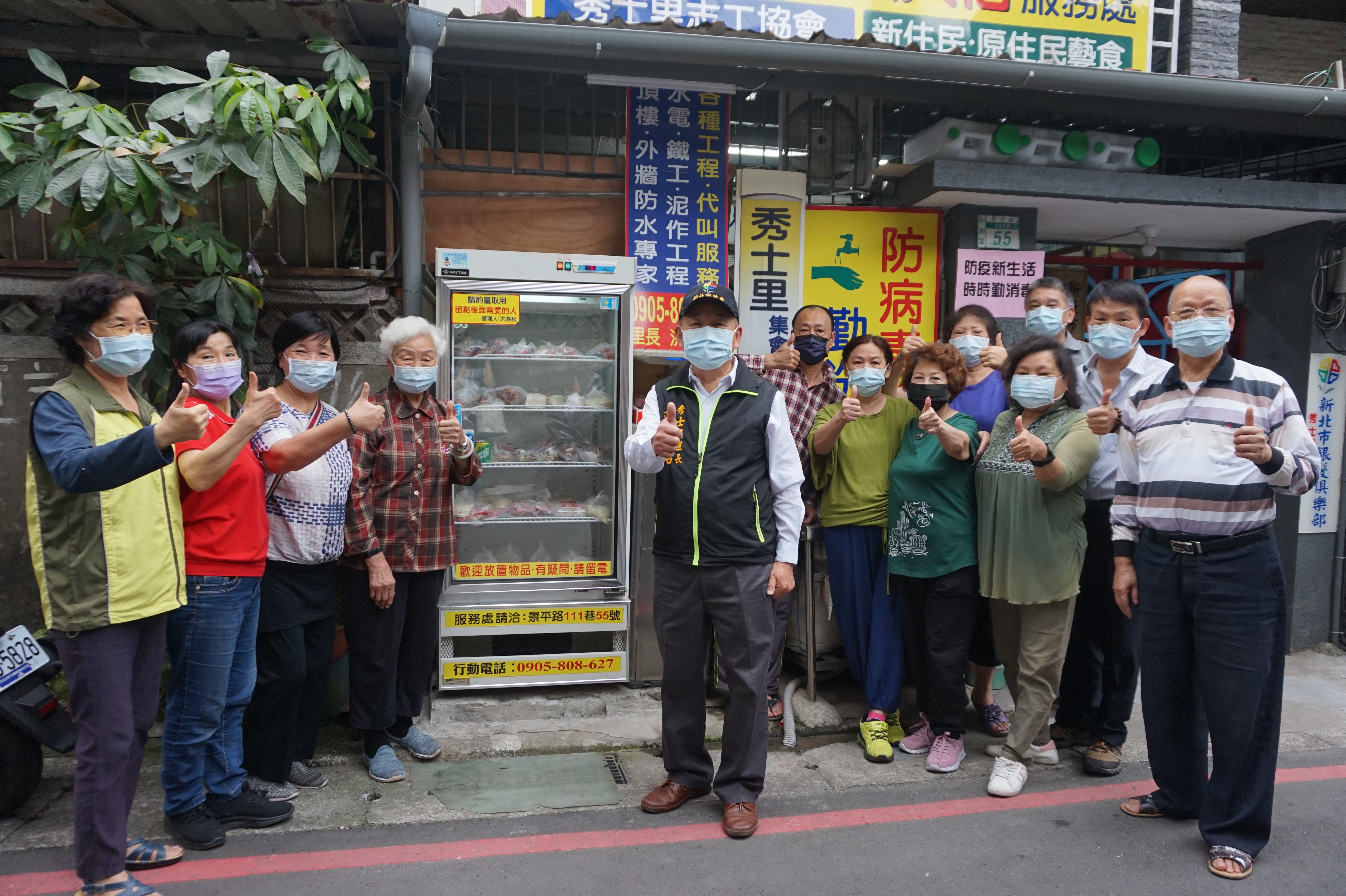 中和區秀士里長洪天佑從109年自掏腰包購買二手冰箱保鮮食物及把關食品安全。