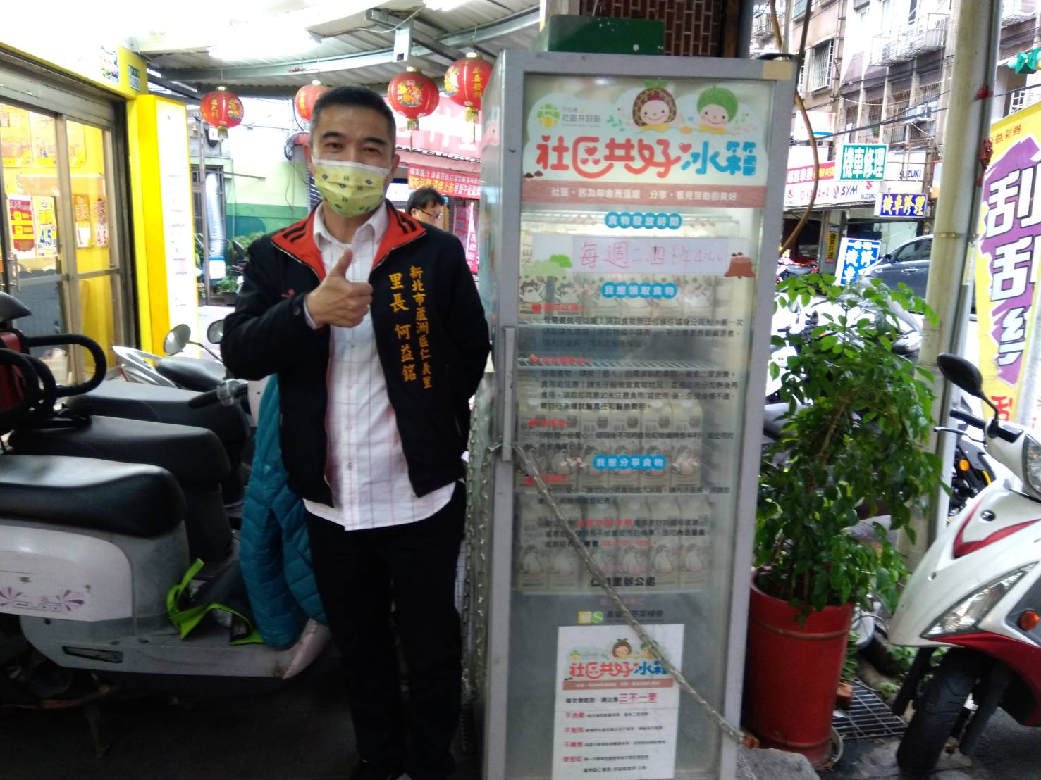 蘆洲仁義里長何益銘與志工們建立續食志工群組，將食物外送給無法前來領取的獨居長輩。