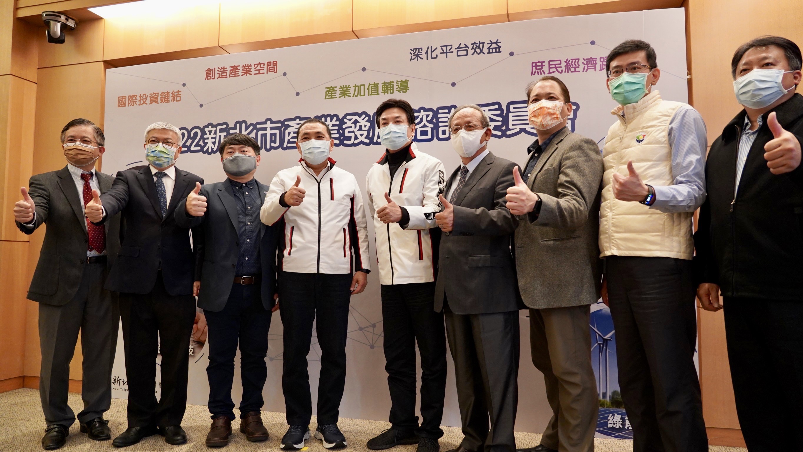 新北市長侯友宜(左四)及副市長劉和然(左五)與工商領袖代表一同合影