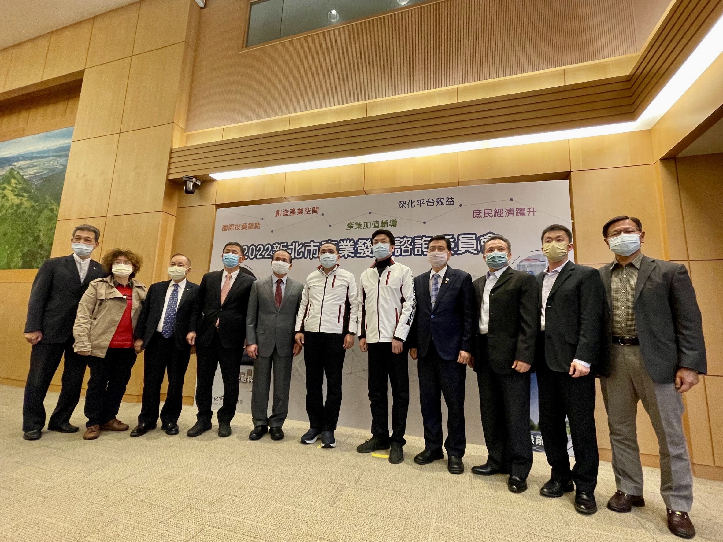 新北市長侯友宜(左六)及副市長劉和然(左七)與工商領袖代表合影