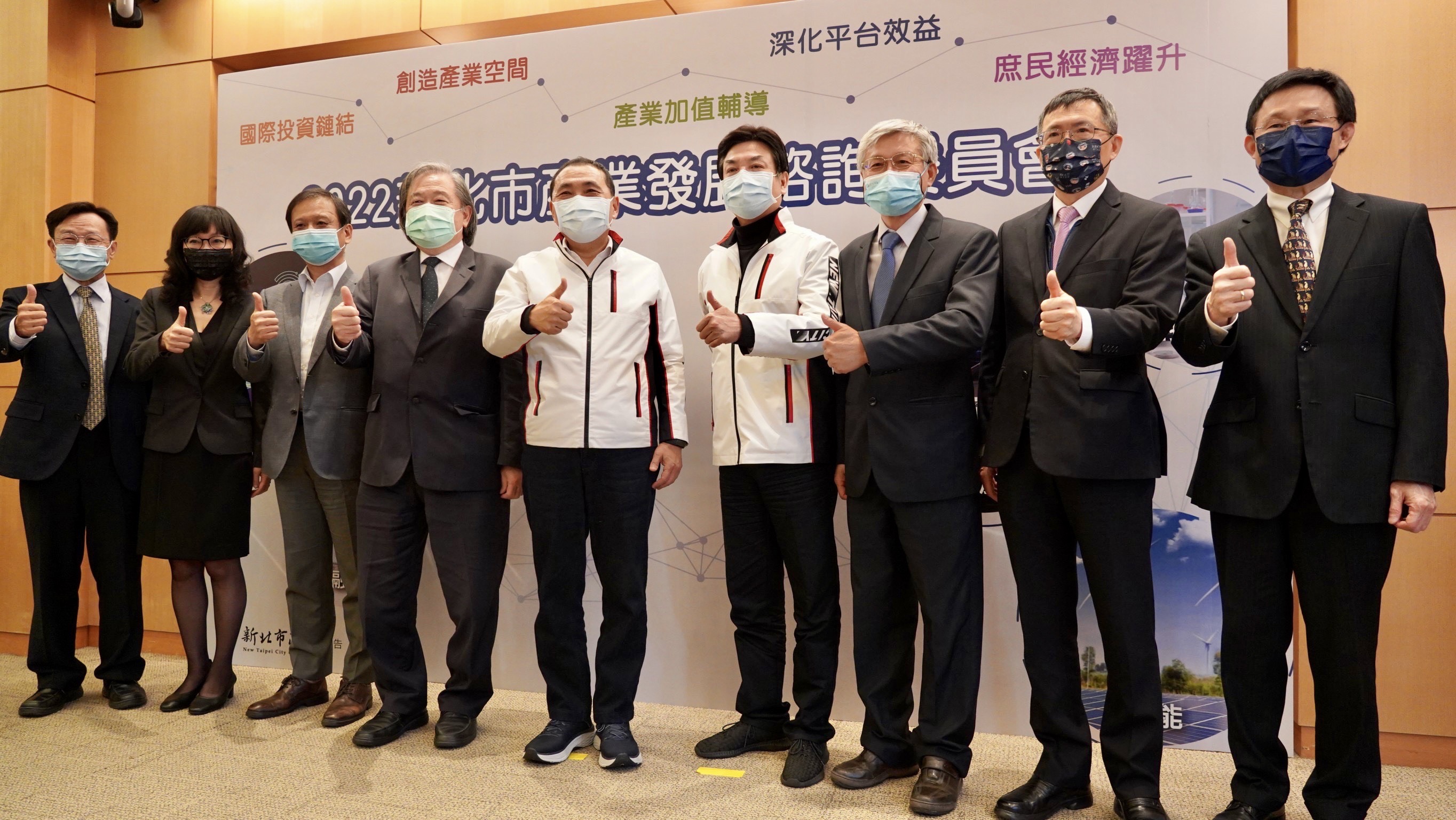 新北市長侯友宜(左五)及副市長劉和然(左六)與工商領袖代表合影