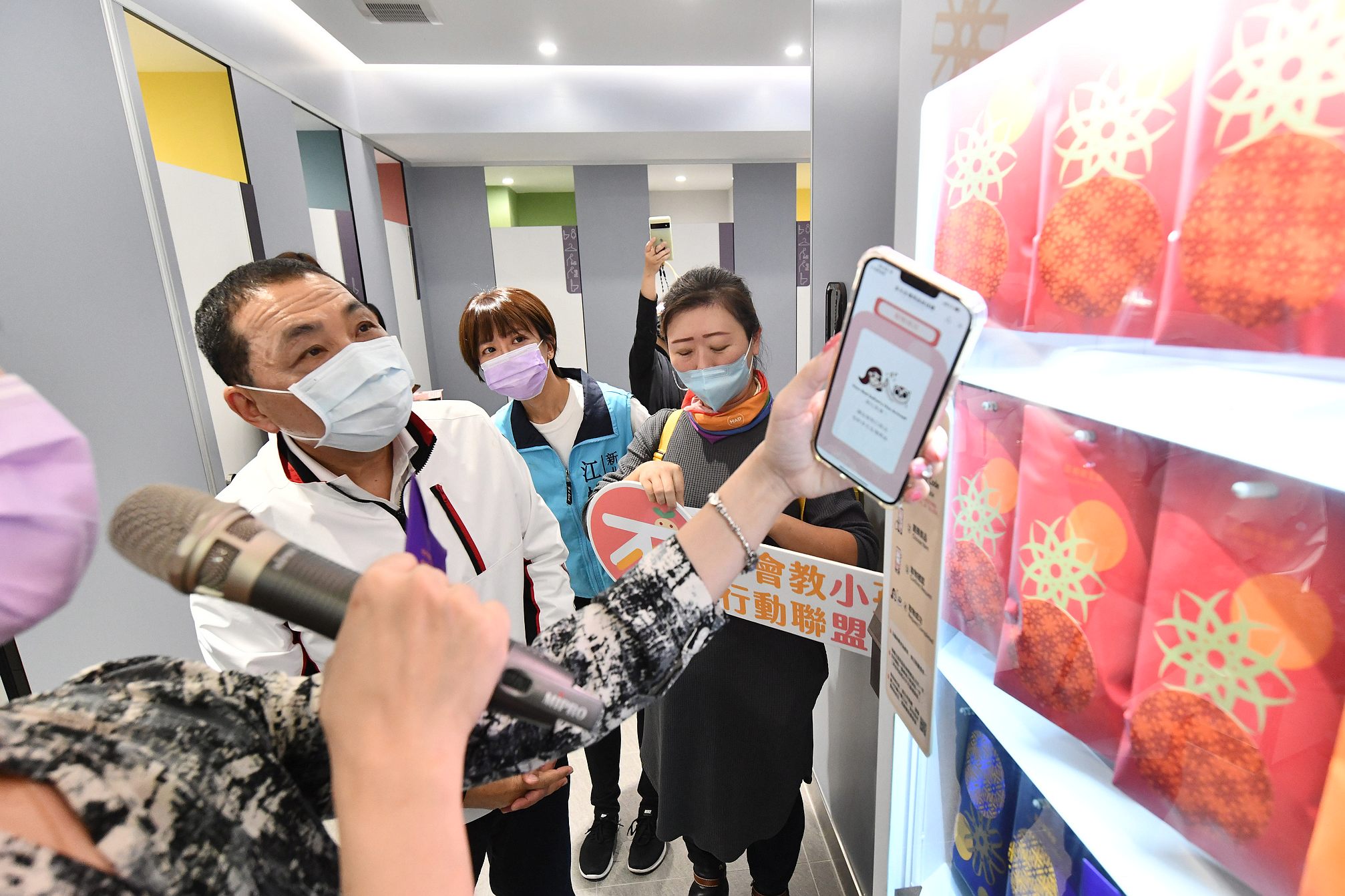 這座性別友善廁所設有全國第一台免費多元生理用品智慧取物機