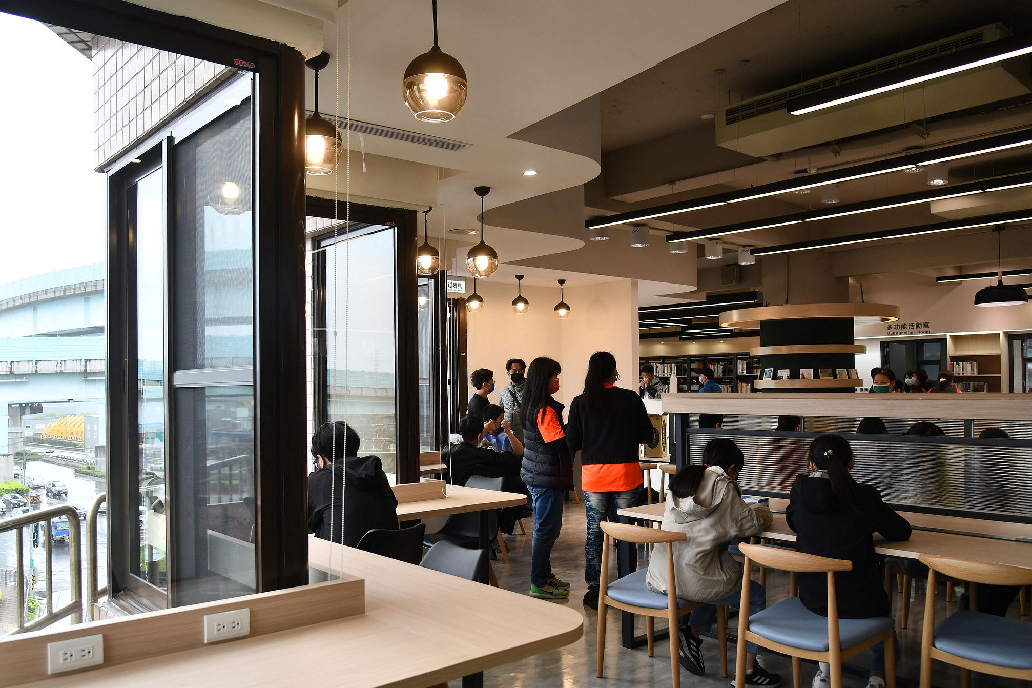 五股圖書分館今(2)日重新啟用，以嶄新面貌與市民見面。