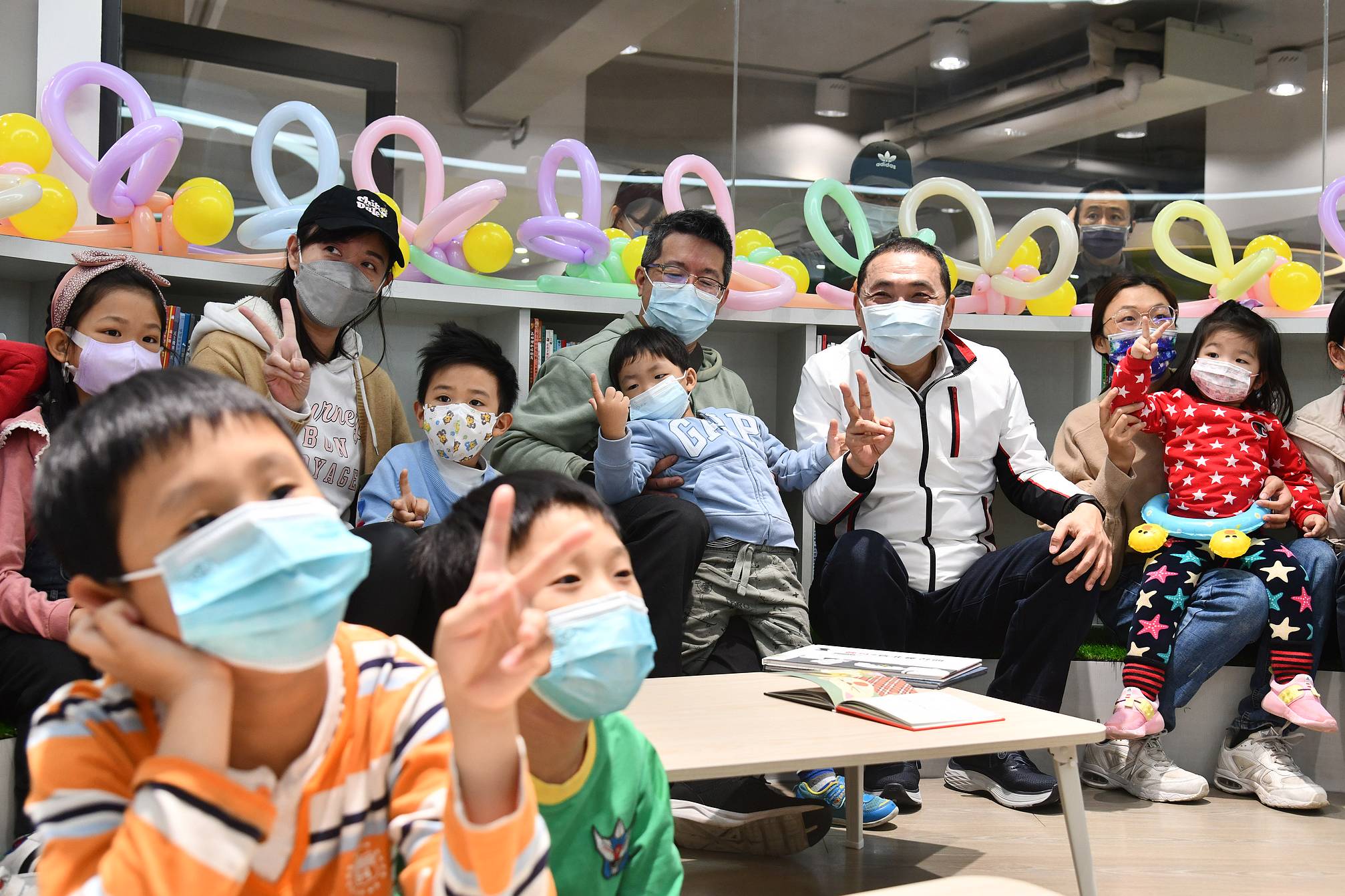 五股圖書分館針對不同年齡層的讀者，規劃專屬閱讀區塊。