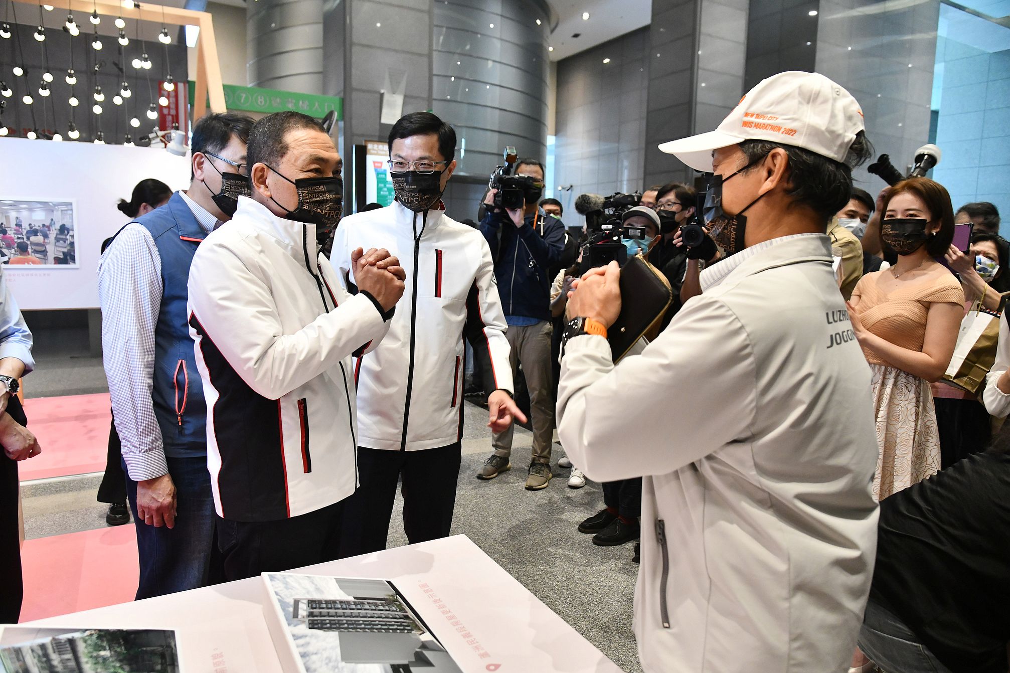 市長在安居展區與住戶代表交流合影。