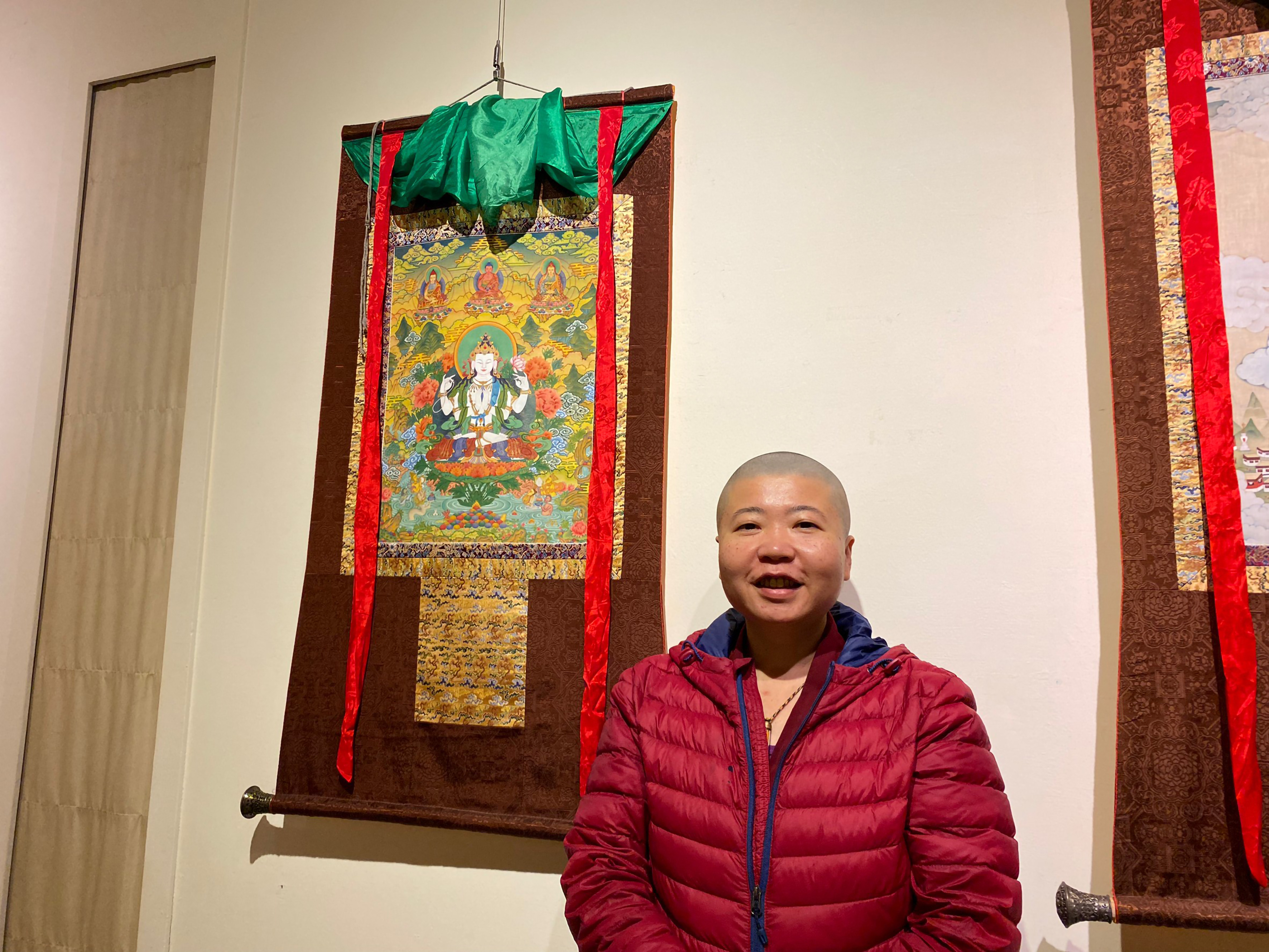 傳熹老師與創作「四臂觀音」，四臂觀音為藏傳佛教崇奉的重要神祉。