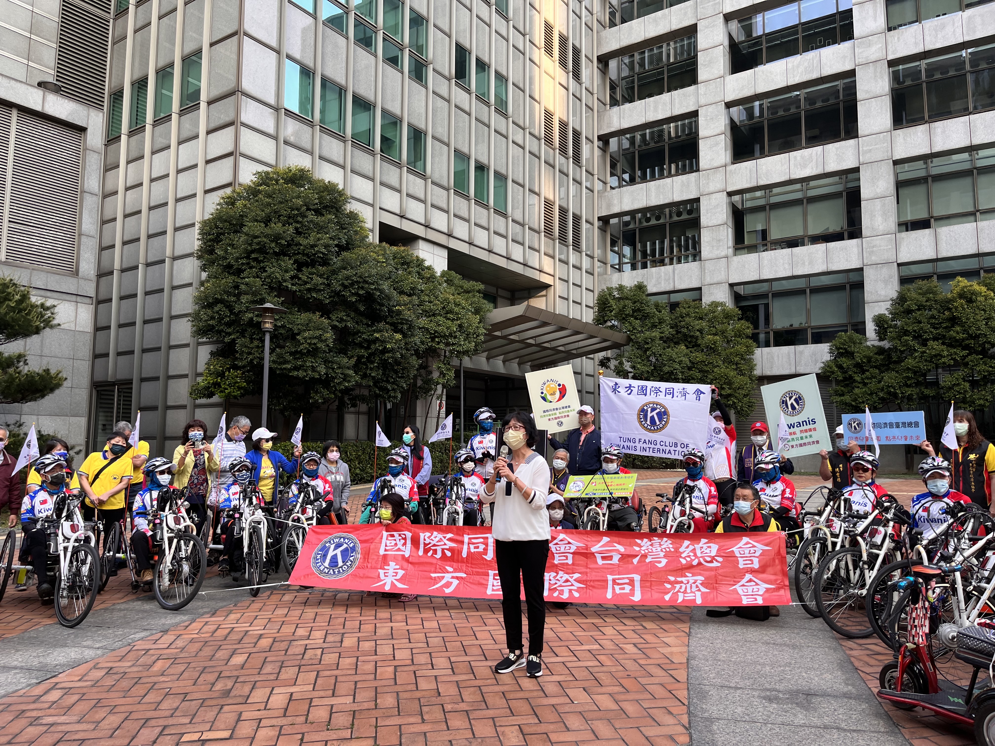 社會局副局長許秀能特別代表侯友宜市長到場鼓勵並預祝身心障礙者環島挑戰成功