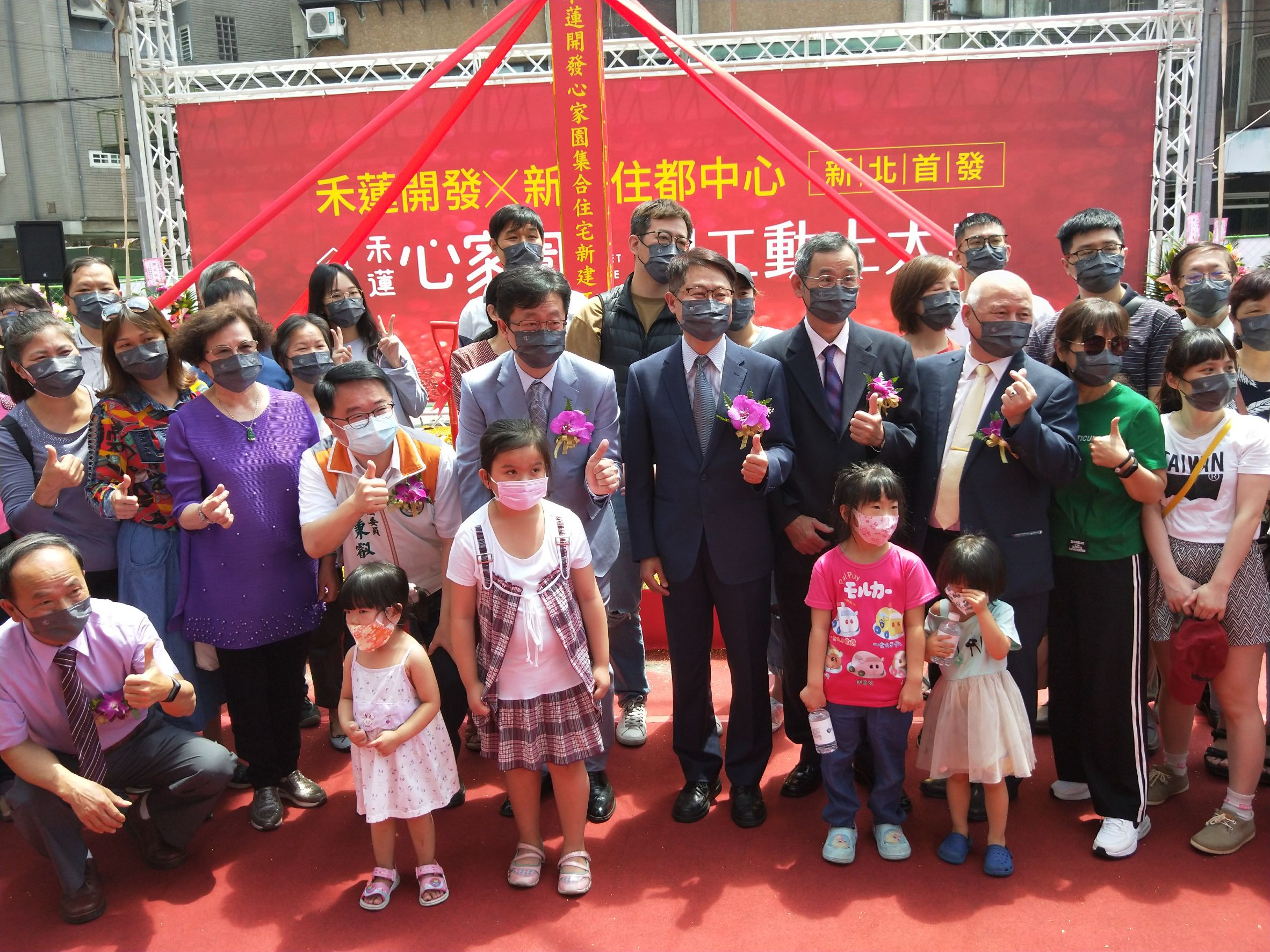 陳副市長與新莊公園一路海砂屋原住戶合影留念