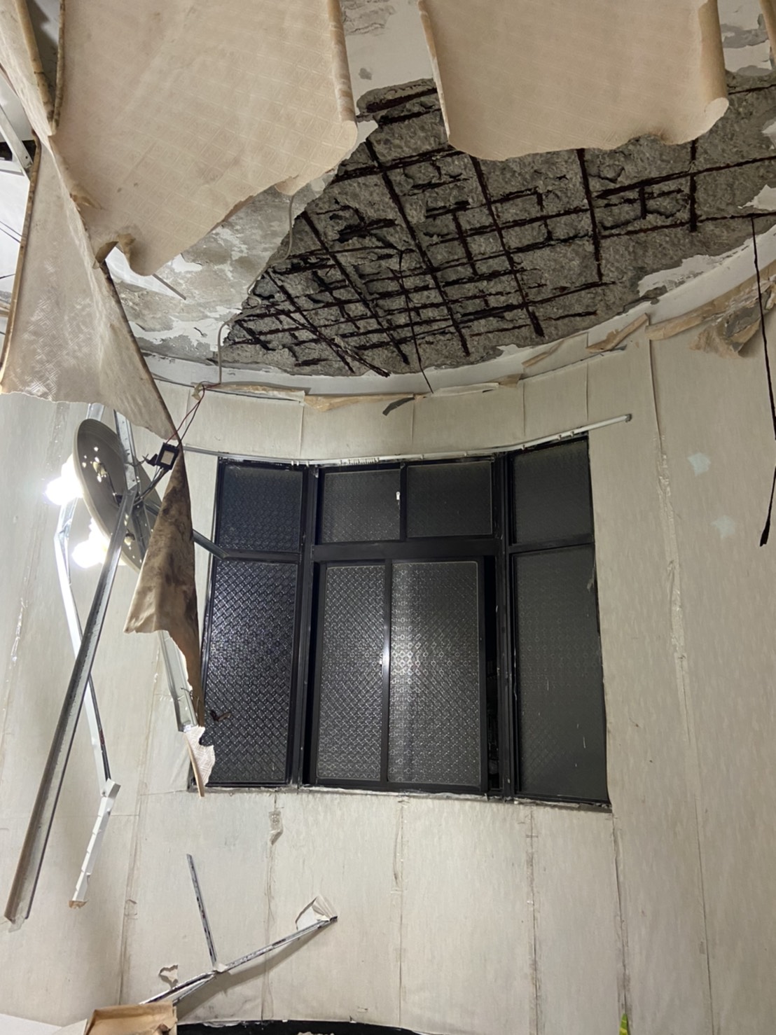 拆除前屋況多處鋼筋鏽蝕裸露