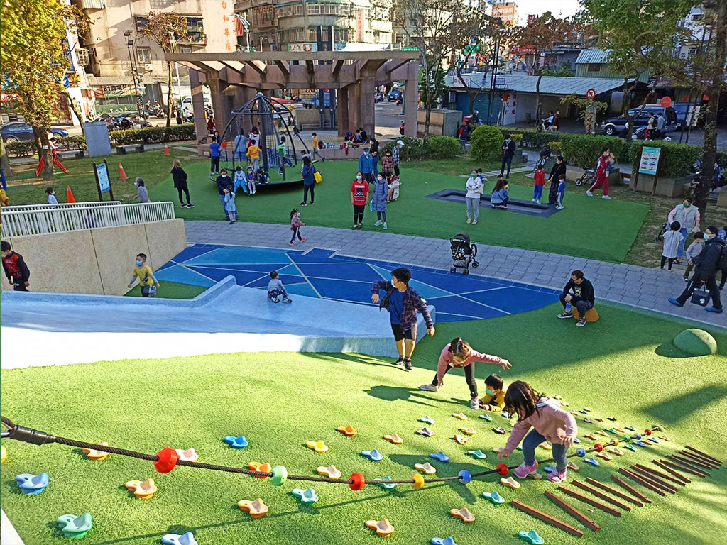  特色共融遊戲場-新莊後港新公園，設置大型旋轉攀爬網，長型彈跳床及斜坡攀岩繩配攀岩塊