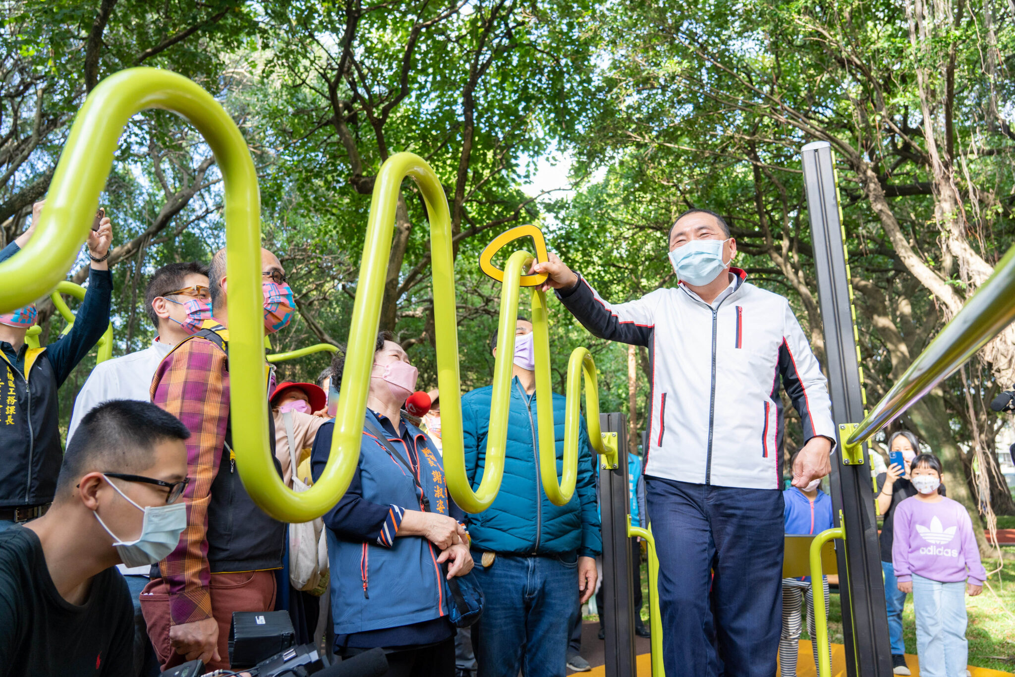 全齡特色共融遊戲場-板橋環河公園- 增設給長輩使用的鍛鍊設施，鼓勵長輩外出活動保持身心健康