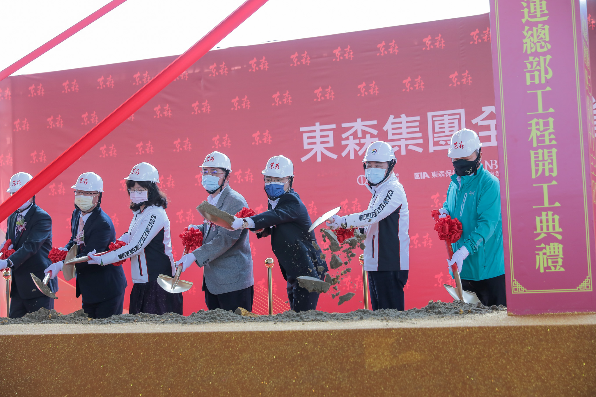 東森集團投資逾100億，新北市林口全球總部盛大開工(右起：東森集團總裁王令麟、新北市長侯友宜)