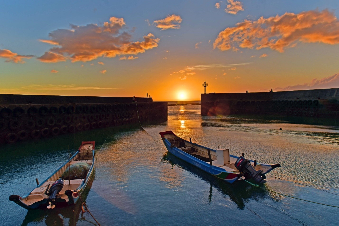 六塊厝漁港夕照(淡水區漁會提供)