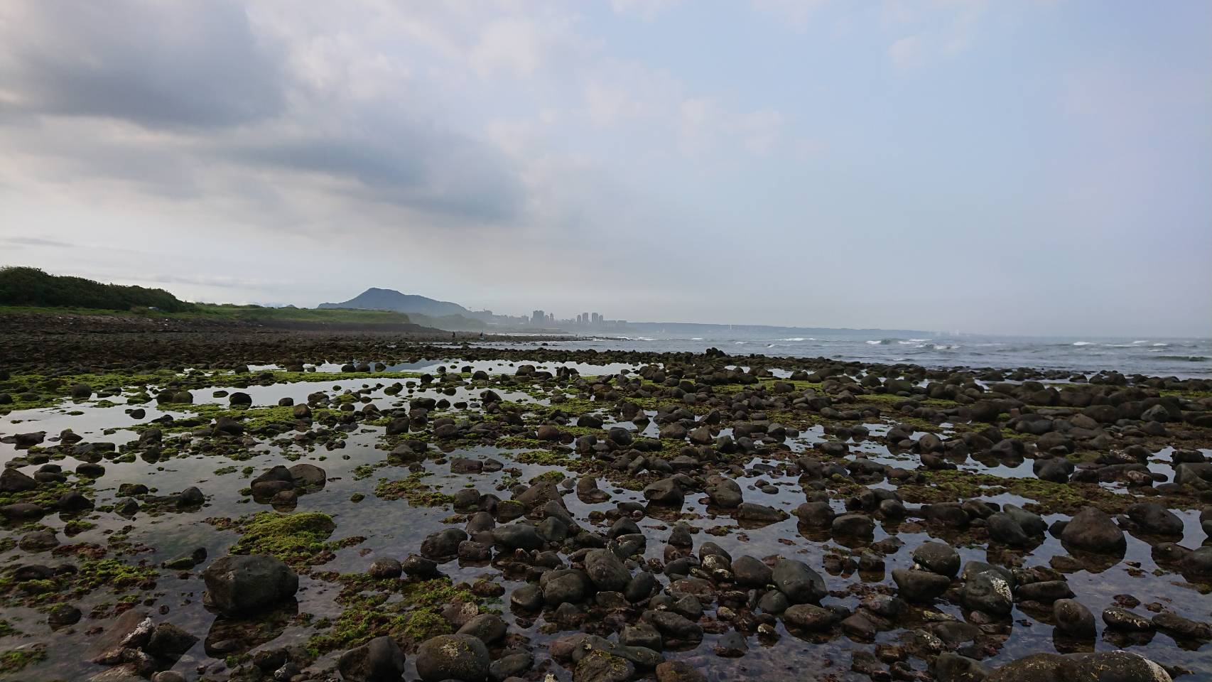 六塊厝漁港旁海岸可遠眺淡水河口及觀音山