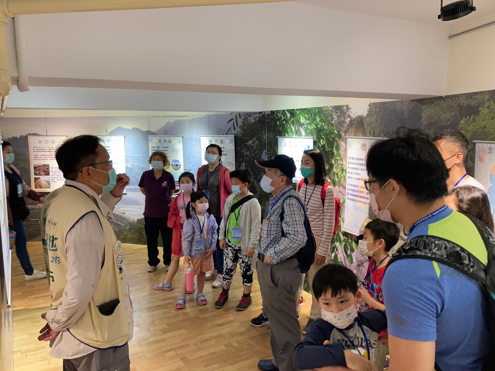 4.民眾參訪《跟著水去旅行》特展.jpg