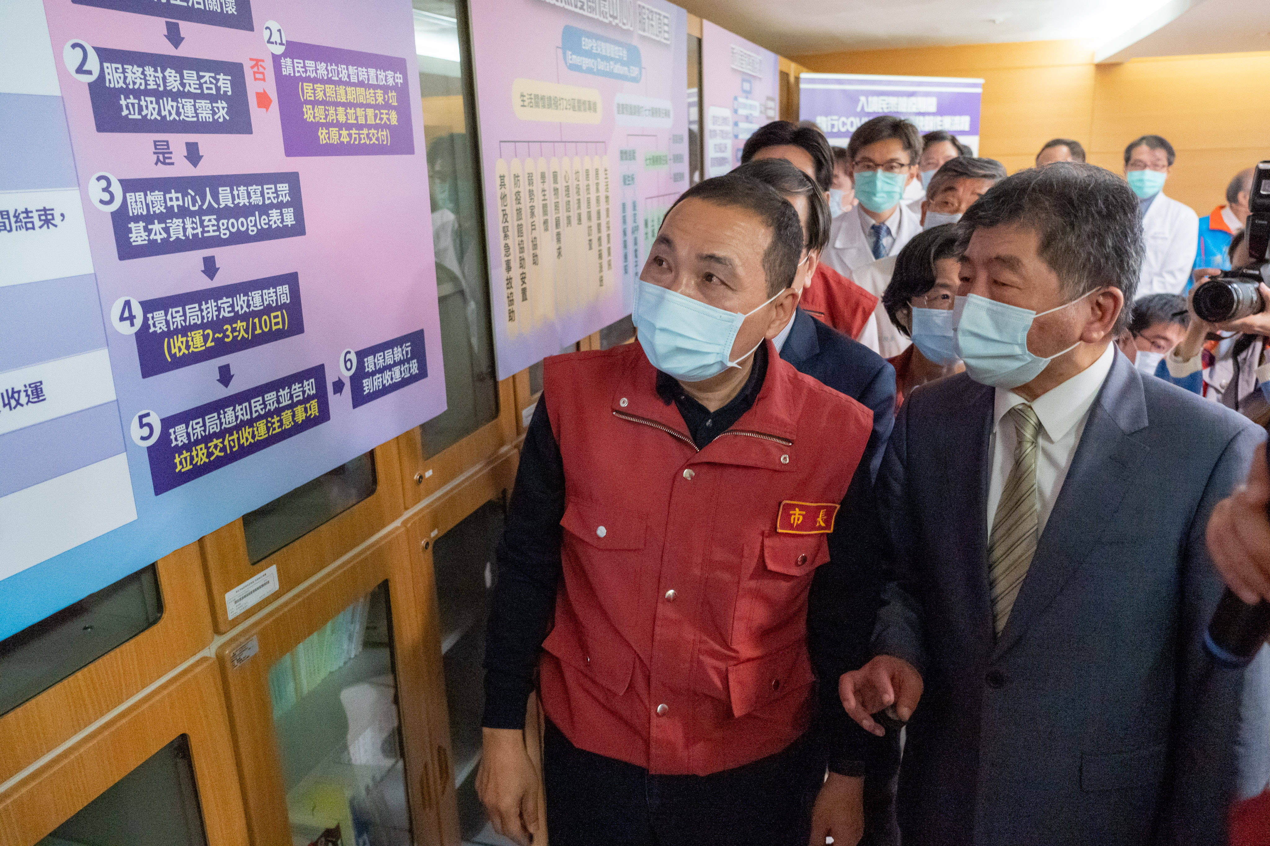 侯友宜市長向陳時中部長說明新北市居家關懷中心運作情形