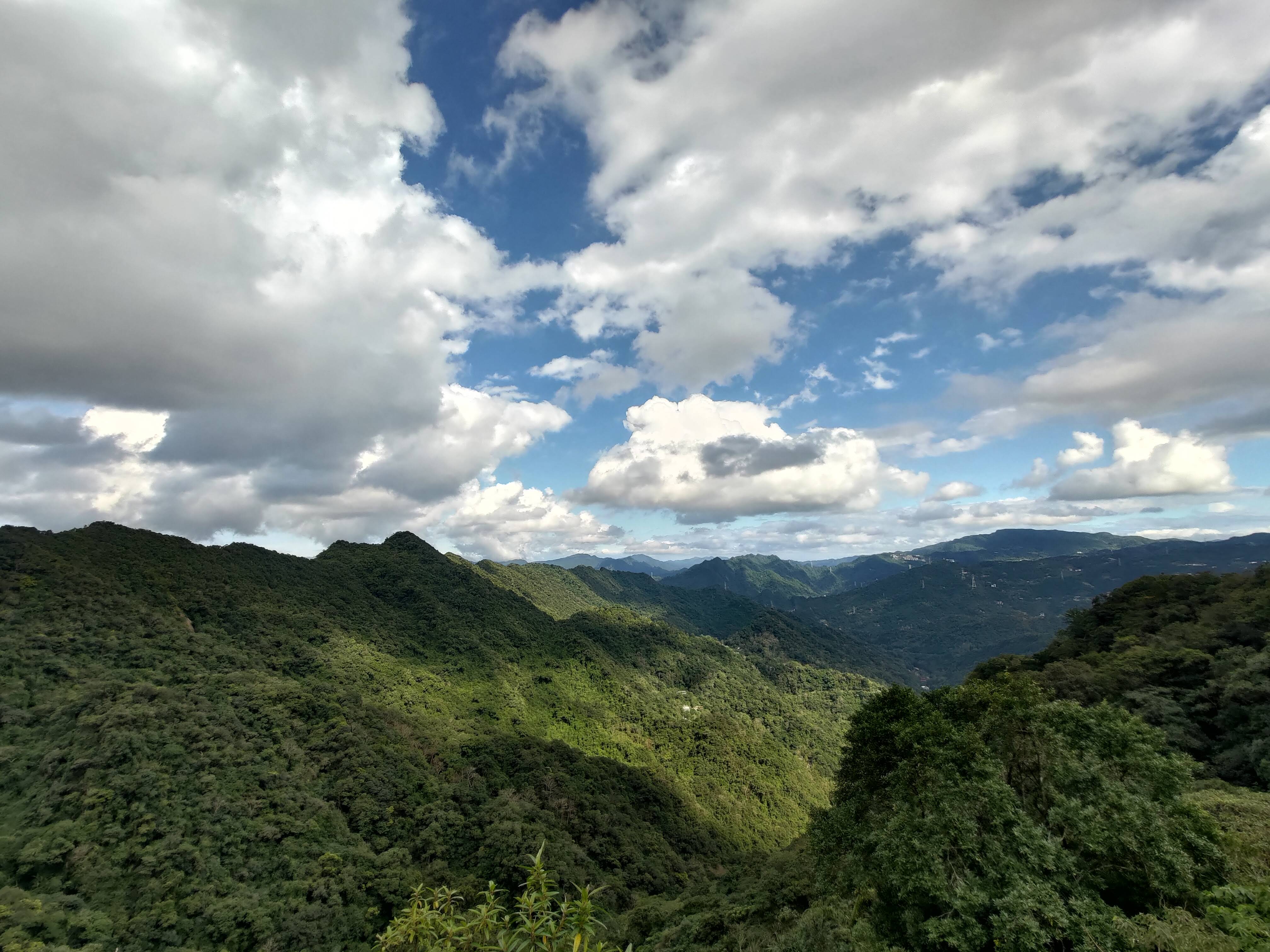 二格山登山步道鳥瞰層層山巒
