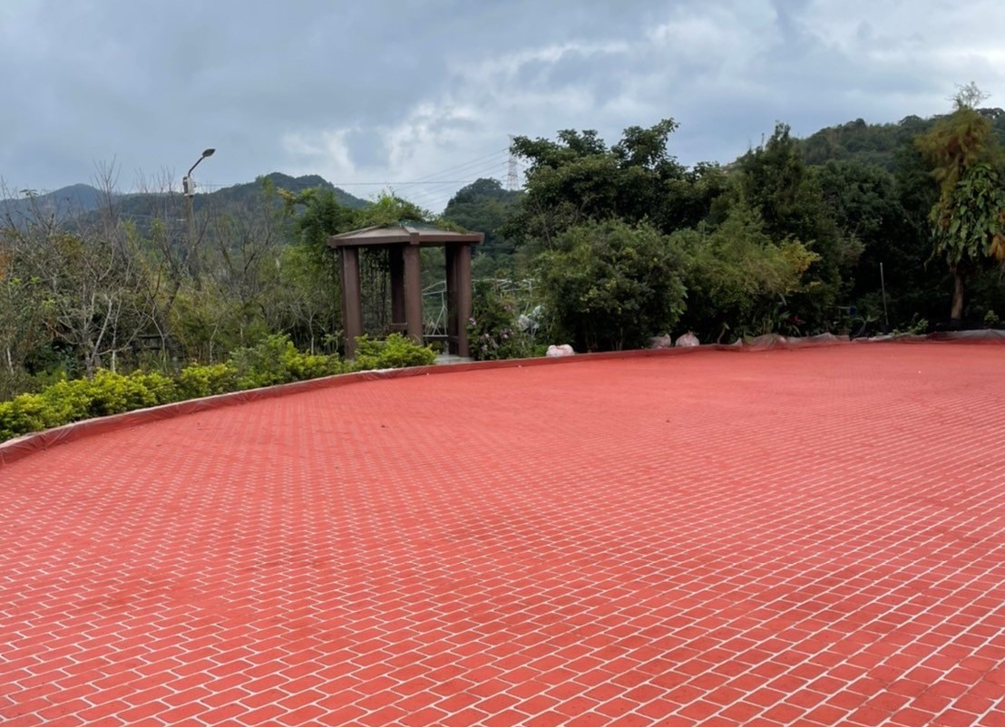 老舊公園更新計畫-石碇二格公園地坪修繕後提供寬廣的休憩空間，也提升了安全性