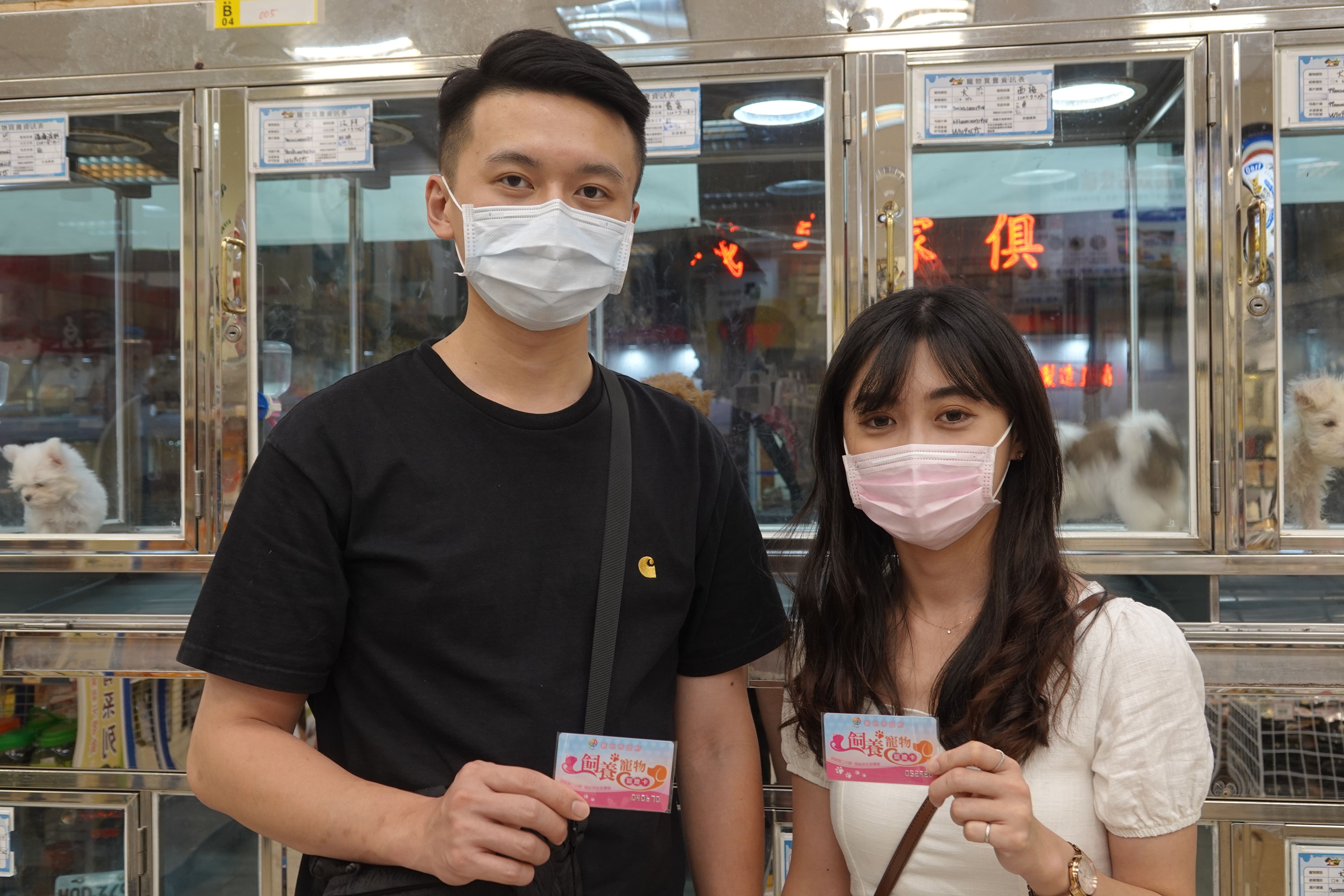 民眾於寵物店家可領取飼養寵物認證卡