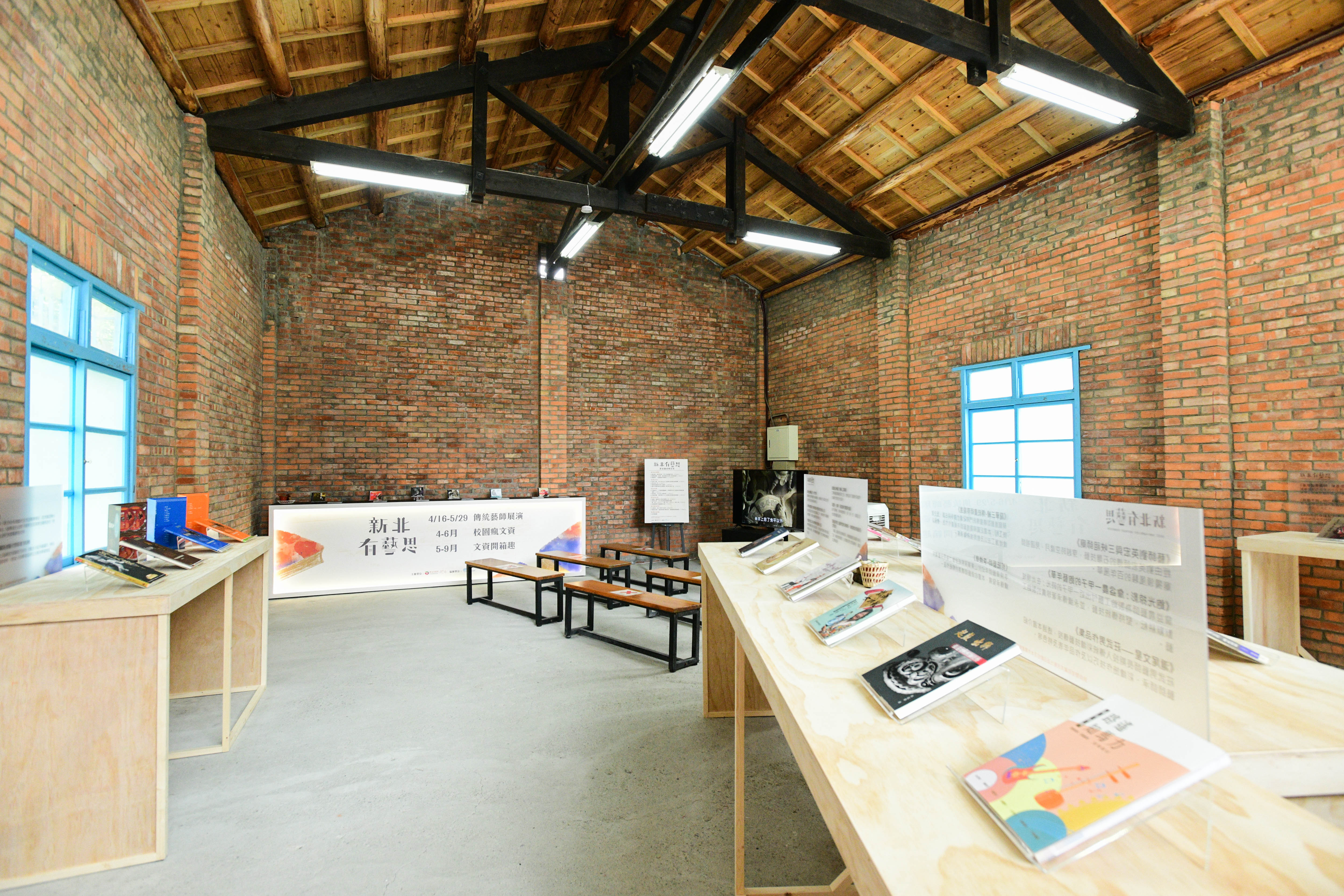 新北市文化局於板橋放送所展示歷年無形文化資產相關出版品成果並邀請藝師辦理說書活動