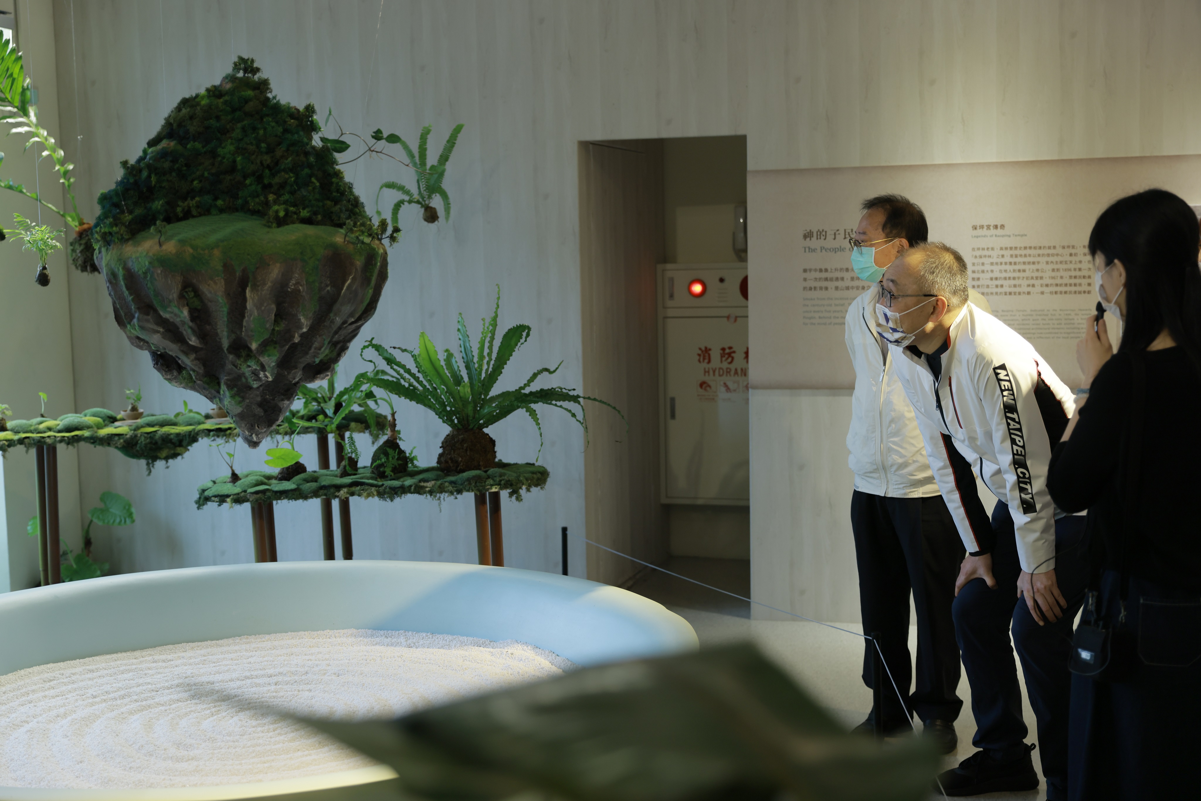 新北市副市長謝政達親訪坪林茶業博物館參加文化局綠色療癒山城新品牌「茶山繚療」活動，參觀茶山學特展