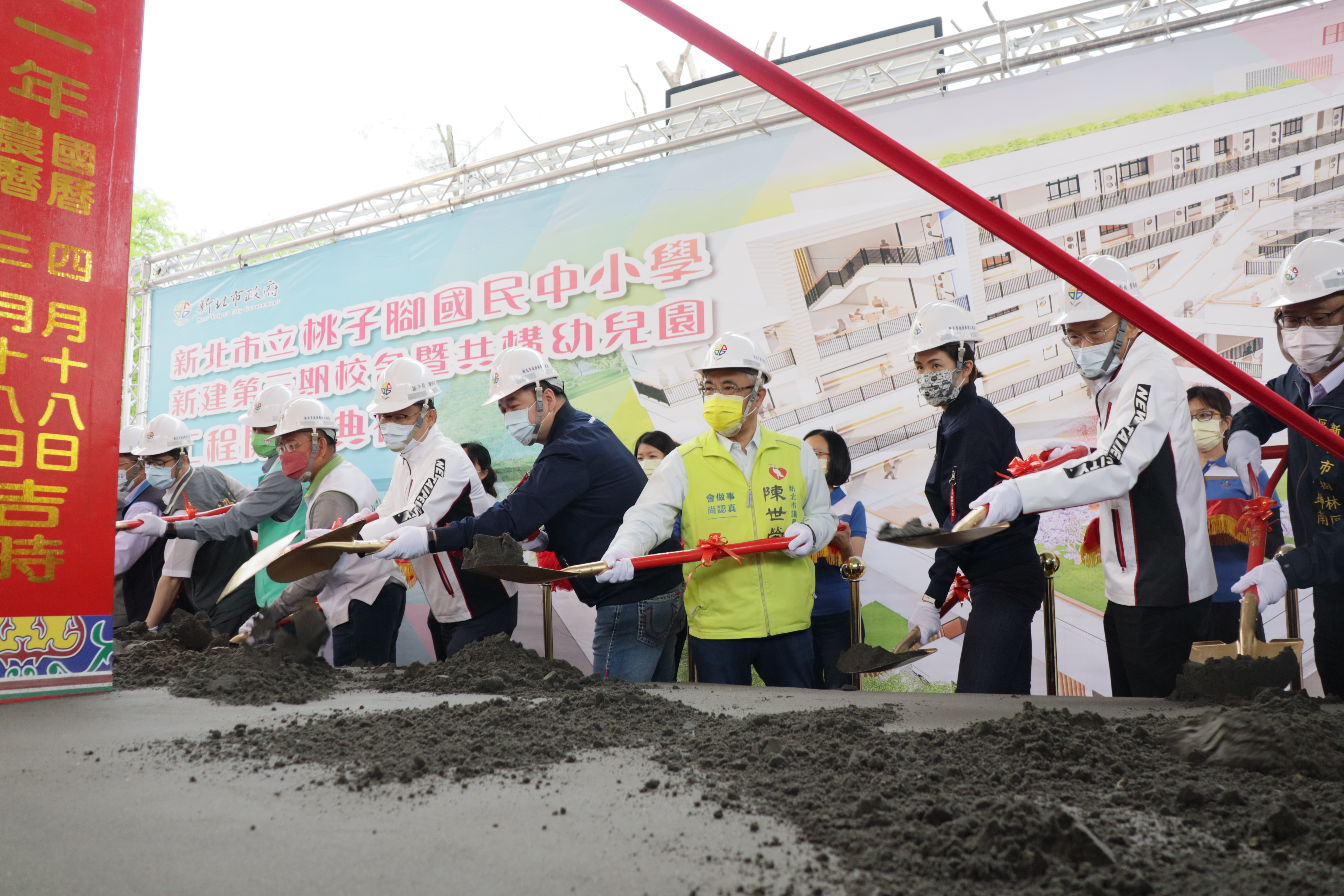 新北市立桃子腳國民中小學第三期校舍今(18)日在新北市副市長陳純敬主持下舉行開工動土典禮，未來將可招收18班普通班、特教班3班與幼兒園9班，滿足北大特區學童的就學需求。