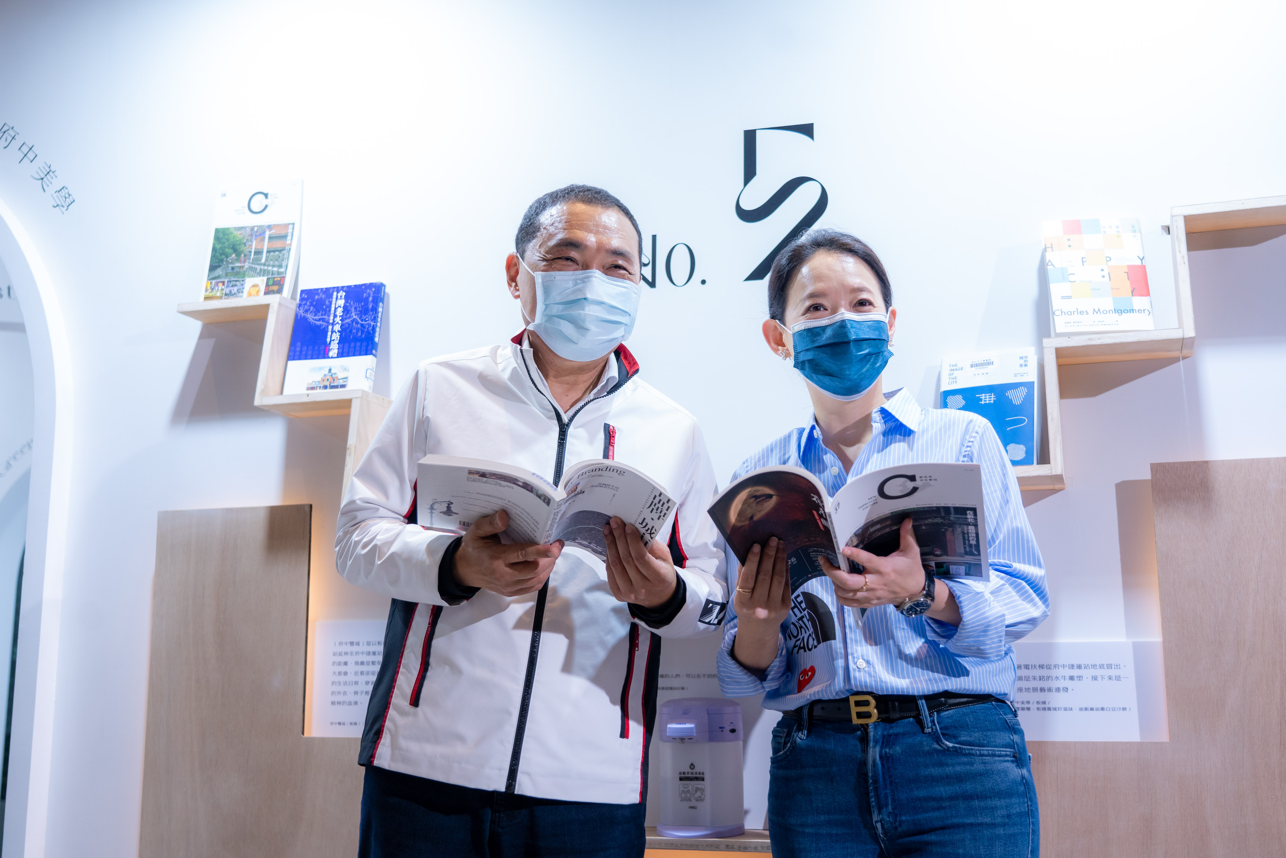 侯友宜市長與閱讀大使曾寶儀帶領市民閱讀不一樣的新北城市故事