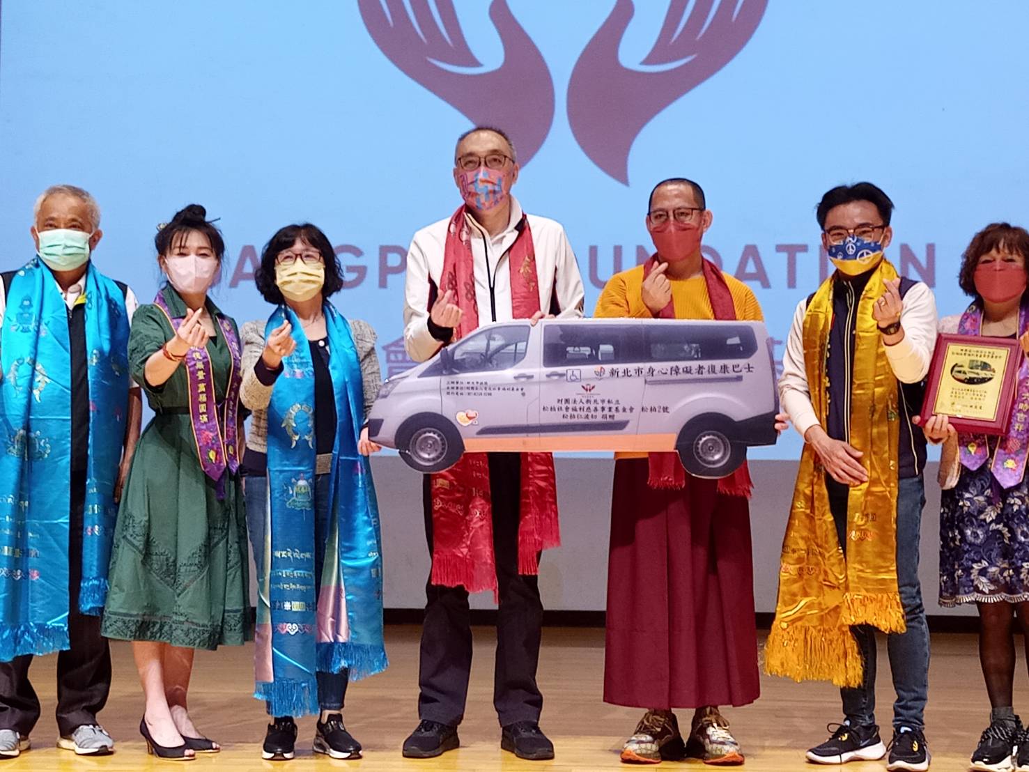 松柏仁波切董事長(右3)代表基金會捐贈復康巴士 由謝政達副市長(中)代表受贈