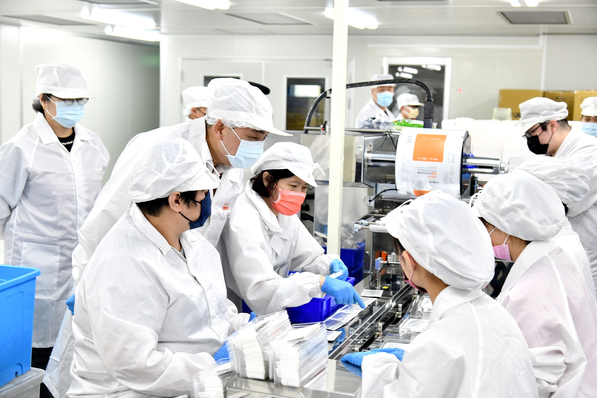  侯友宜視察泰博科技快篩製造廠