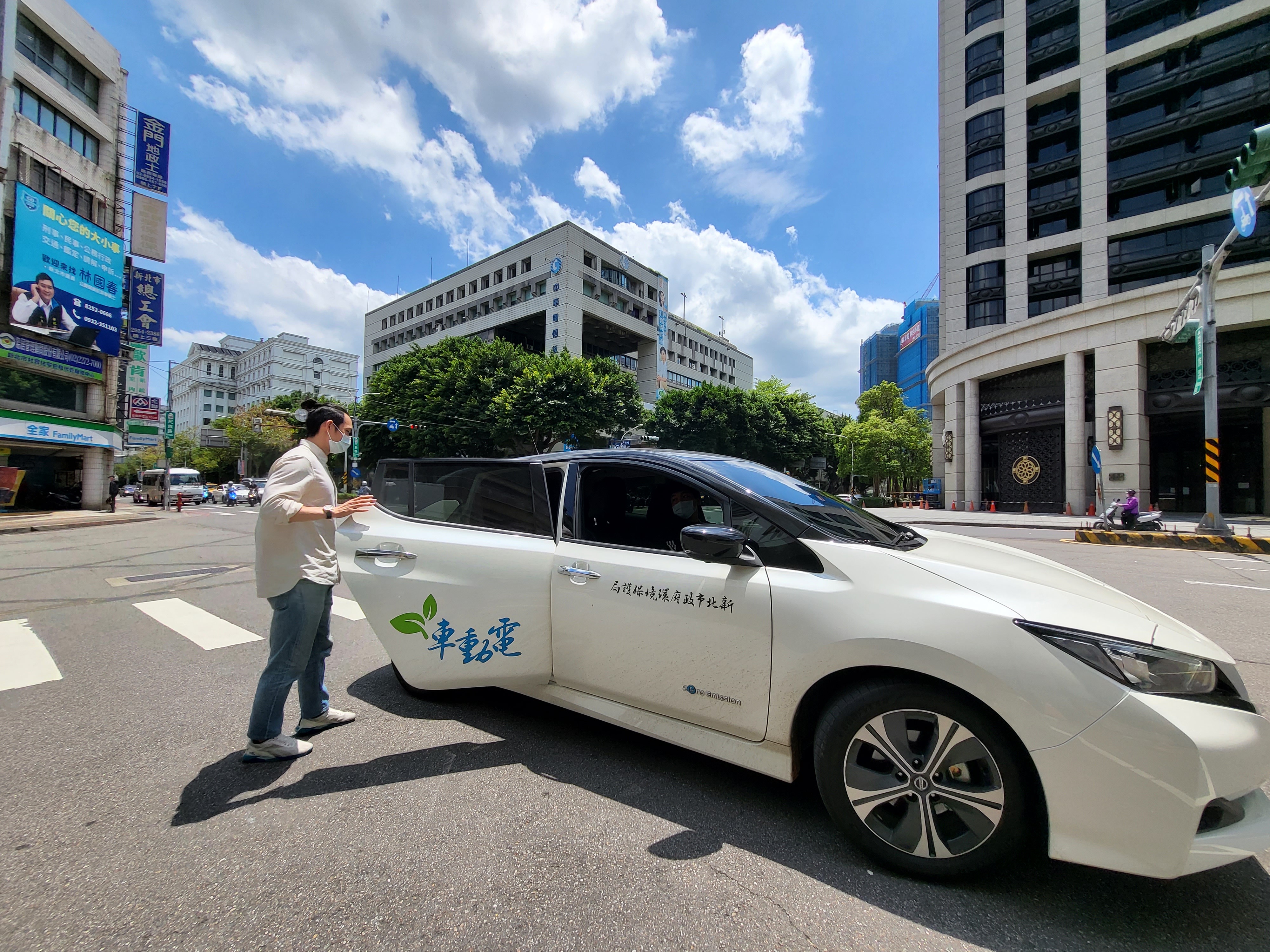 1.今(2022)年新北市府領頭示範，啟動公務車動電化，目標於2030年、2035年分別達成公務機車、汽車全數電動化.jpg