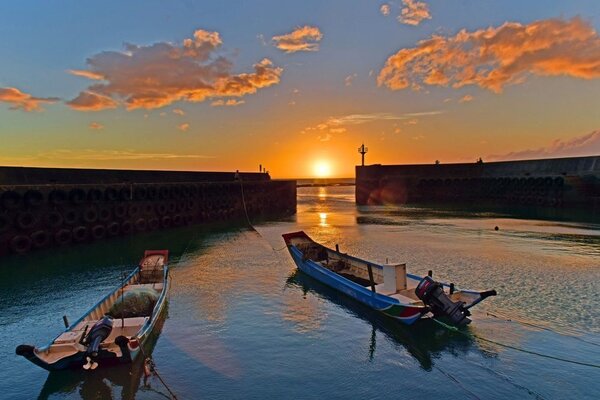 圖三.六塊厝漁港夕陽美照（新北市漁業處提供）