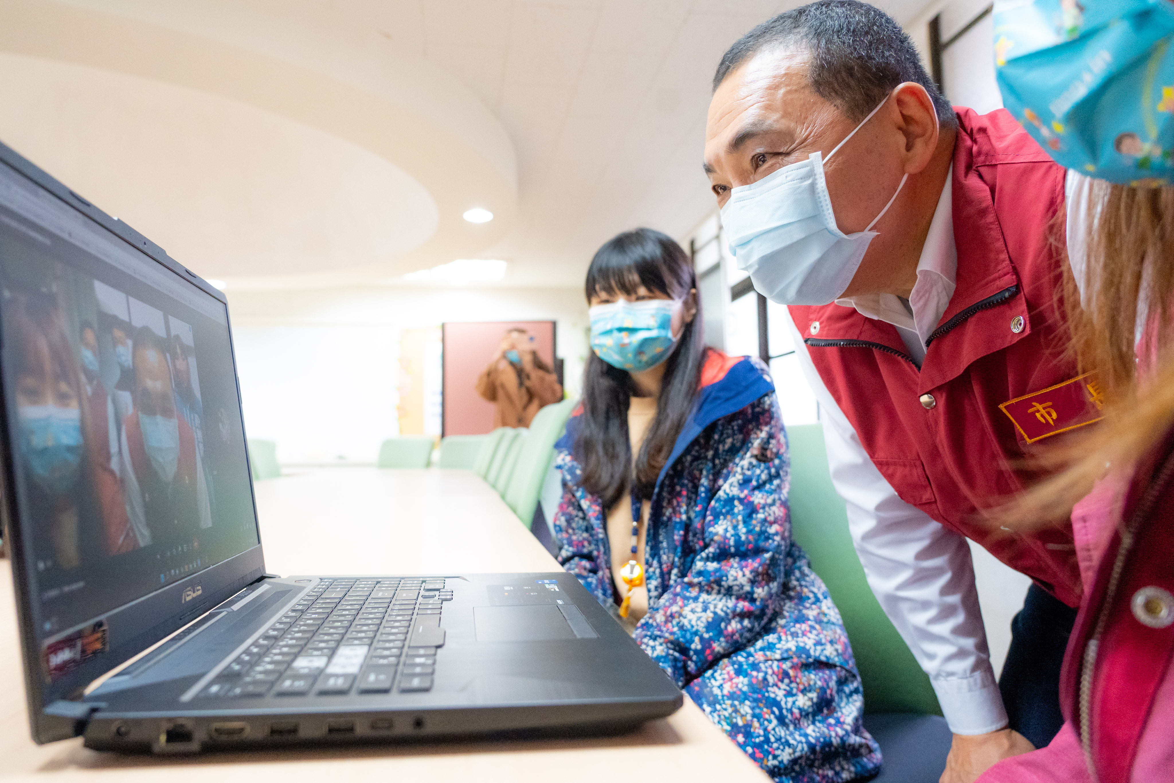 新北市校園落實居家照護關懷方案，侯友宜市長關心確診同學身體復原狀況