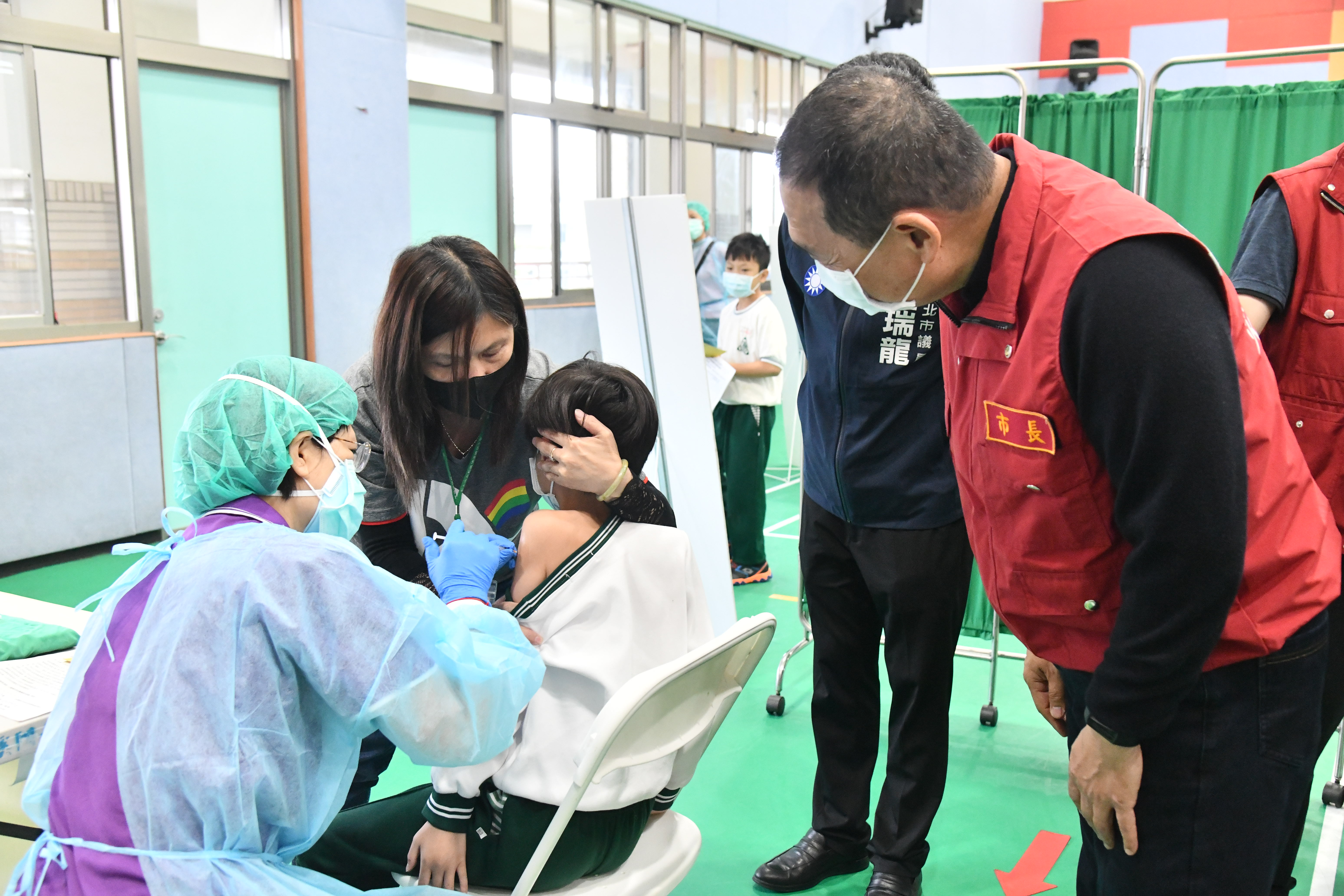 侯友宜到永和頂溪國小關心學生接種疫苗情形