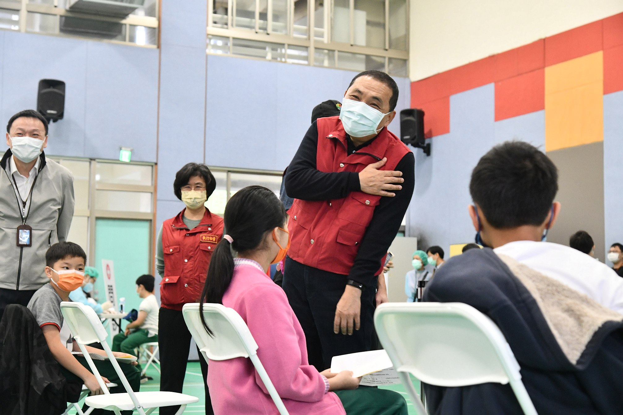侯友宜提醒孩子若有不舒服立即向師長反應