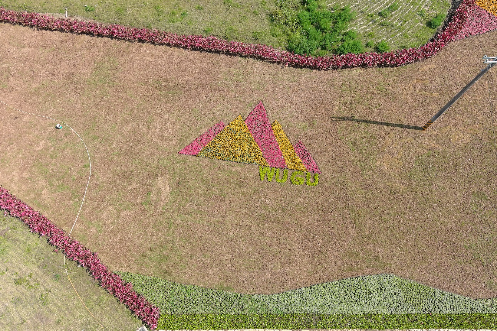 利用色彩豐富的低矮灌木，排列出五股夏綠地的意象圖騰