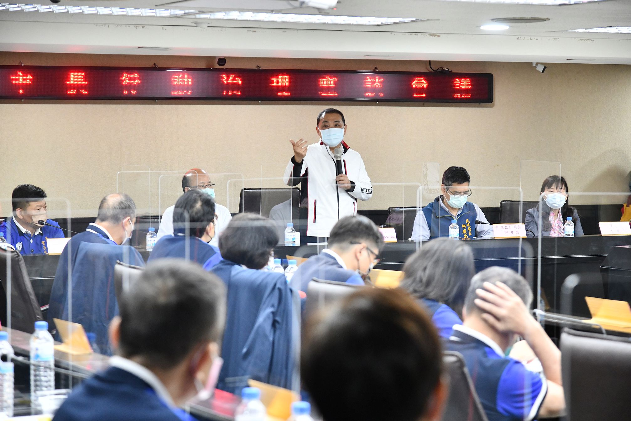 新北市長侯友宜今(6)日率市府團隊到五股區舉行行動治理座談，傾聽里長聲音。